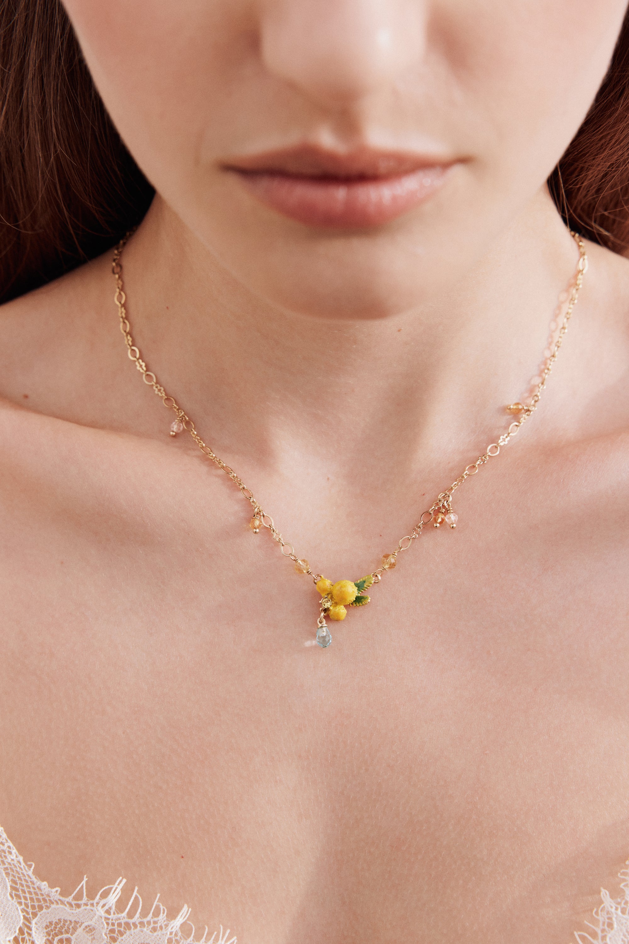 Collier pendentif fleur de mimosa et petites perles