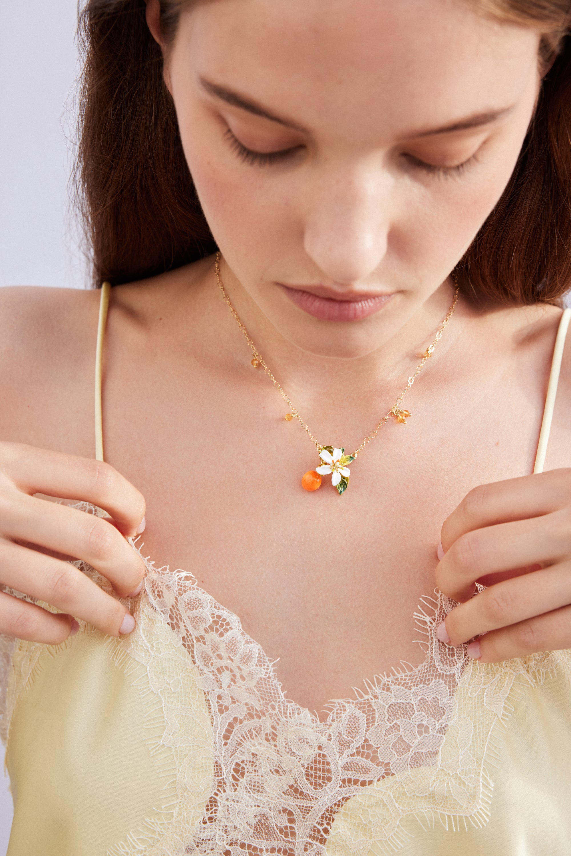 Collier pendentif orange, fleur d'oranger et petites perles