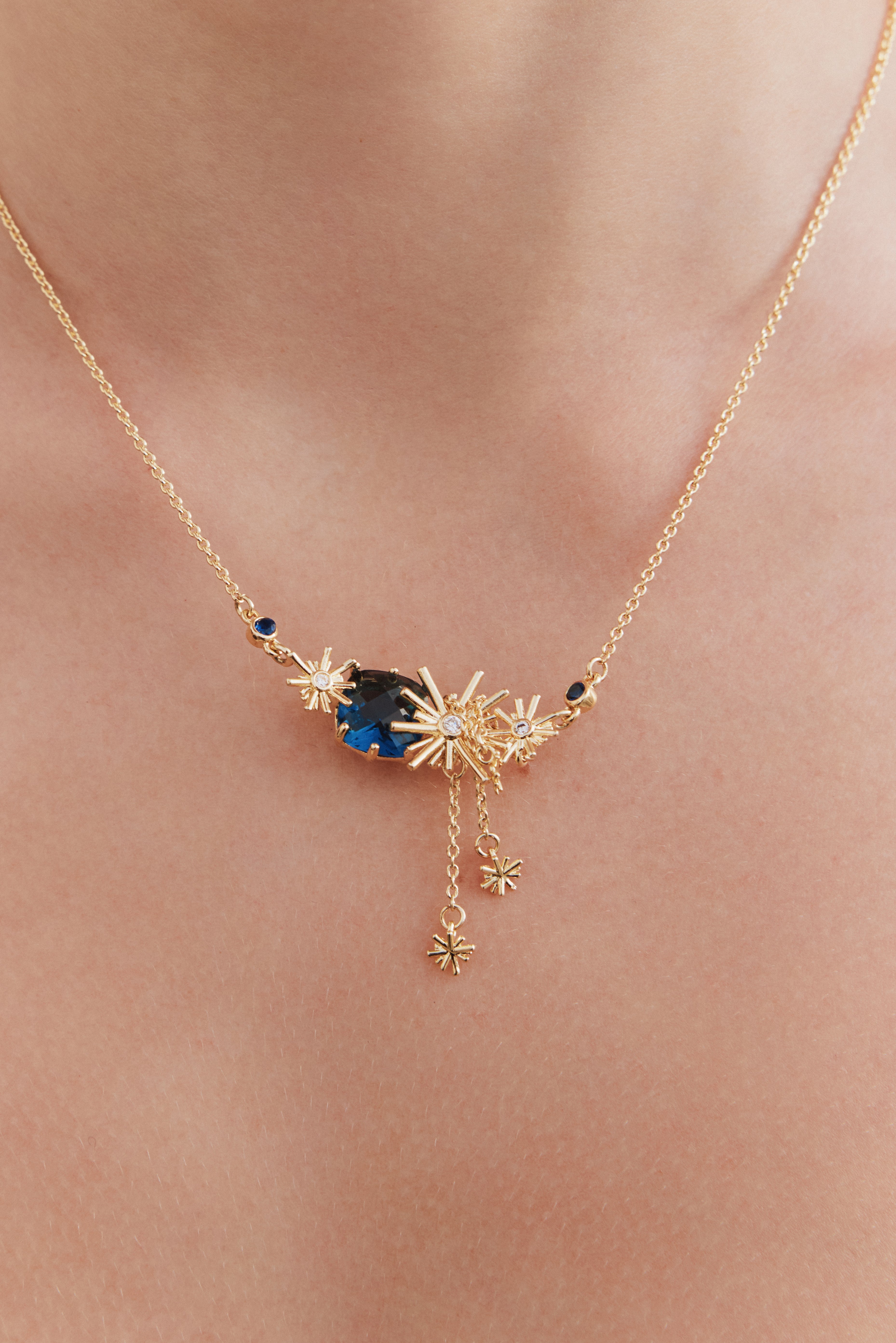 Collier plastron étoiles dorées et pierres bleues