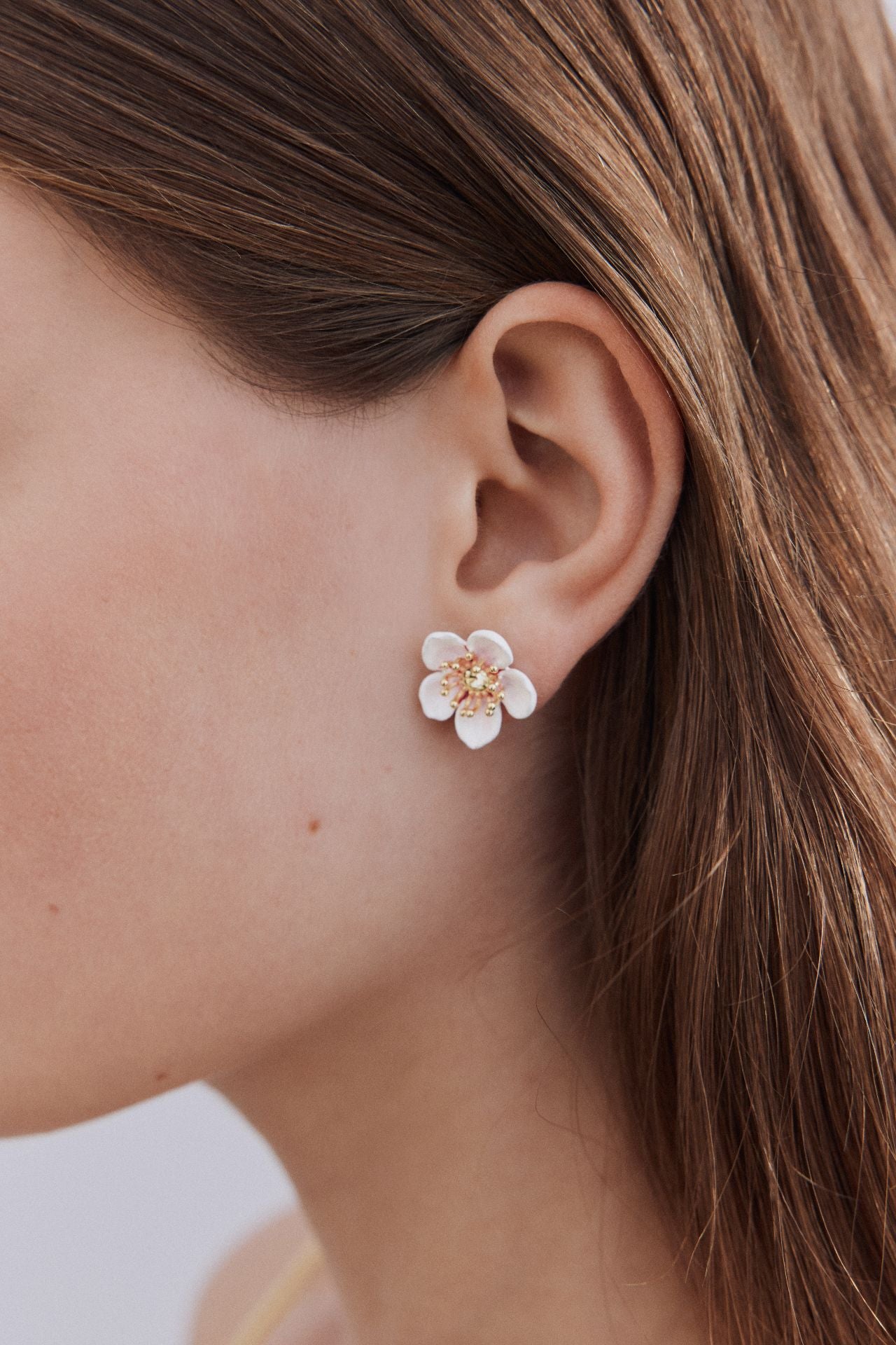 Boucles d'oreilles tiges fleur blanche de cerisier