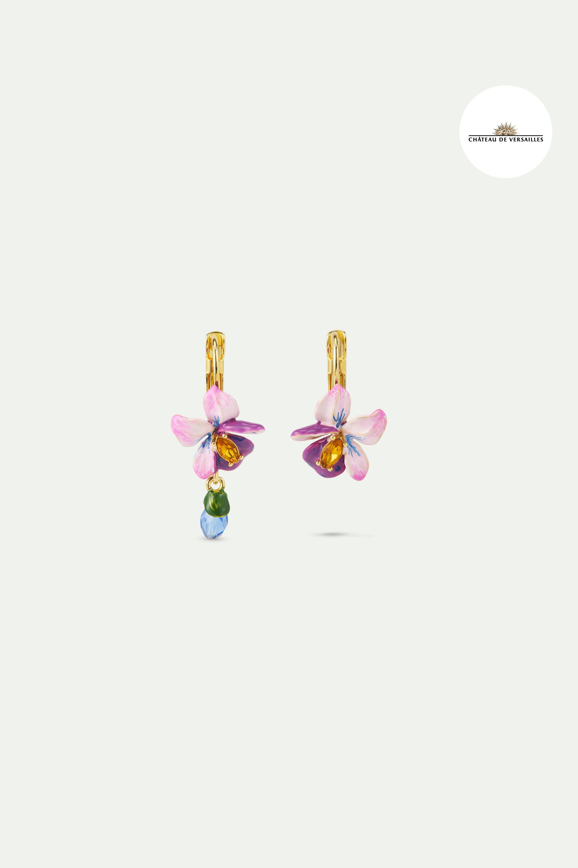 Boucles d'oreilles dormeuses asymétriques fleur de violette et pierre bleue