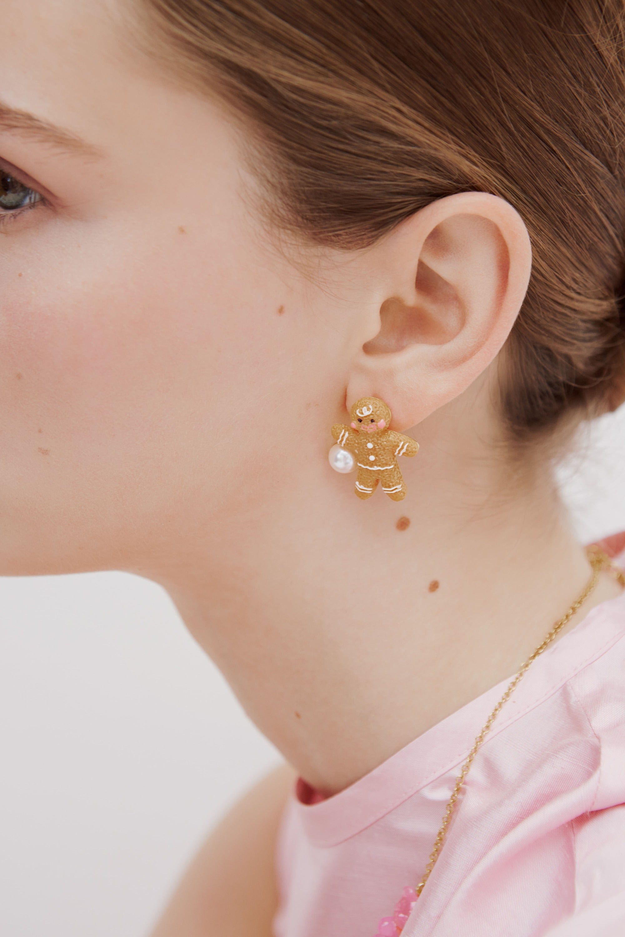 Boucles d'oreilles bonhomme en pain d'épices et perle blanche