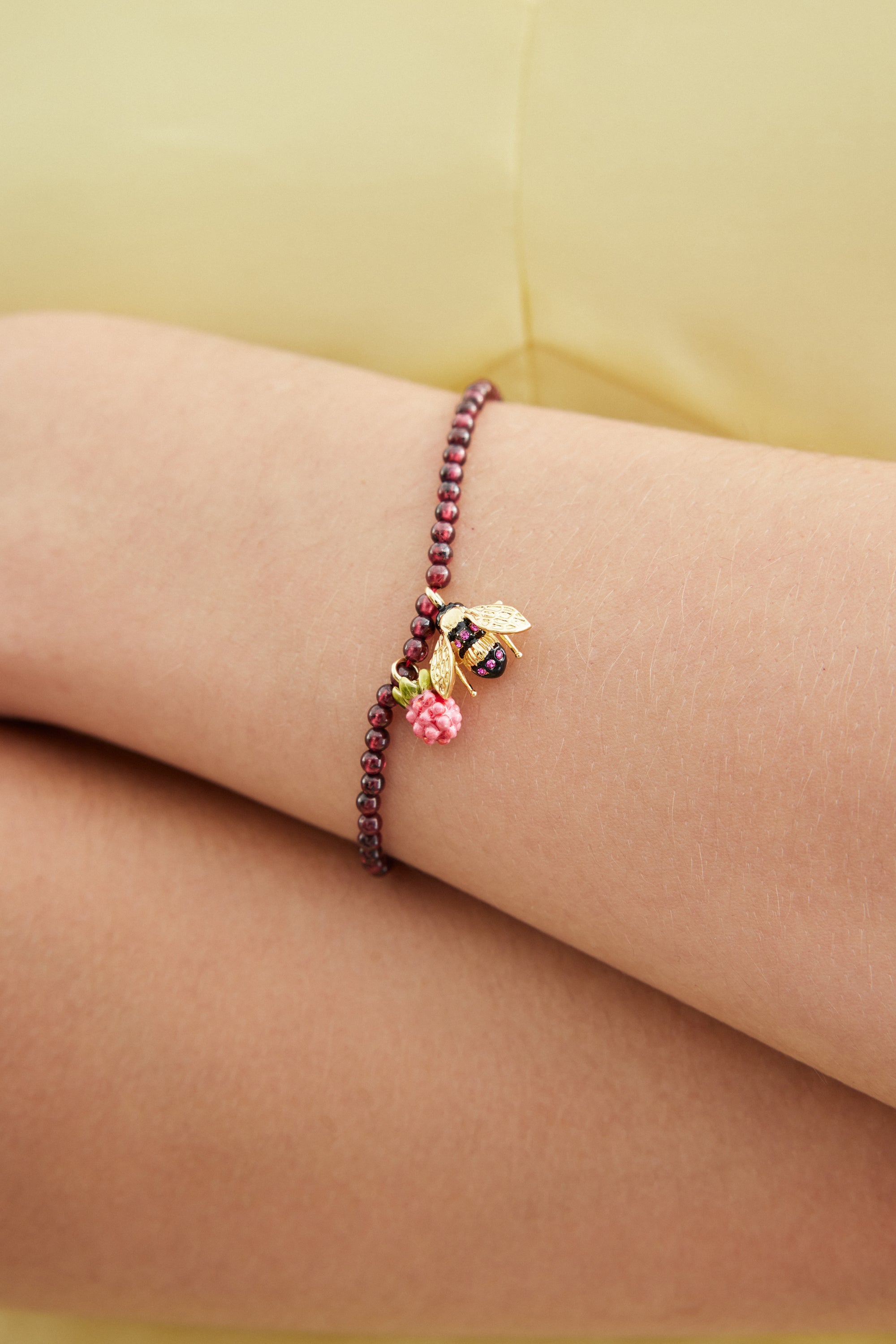 Bracelet perles de grenat reconstitué, abeille et framboise