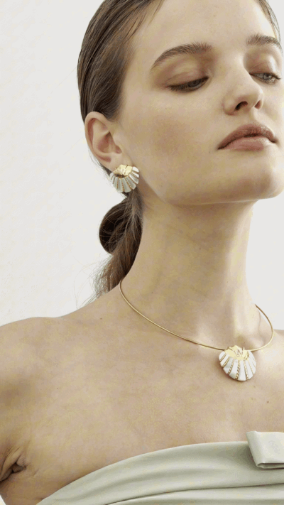 Collier torque coquillage blanc et doré