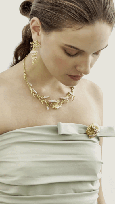 Collier plastron coraux dorés et poissons blancs