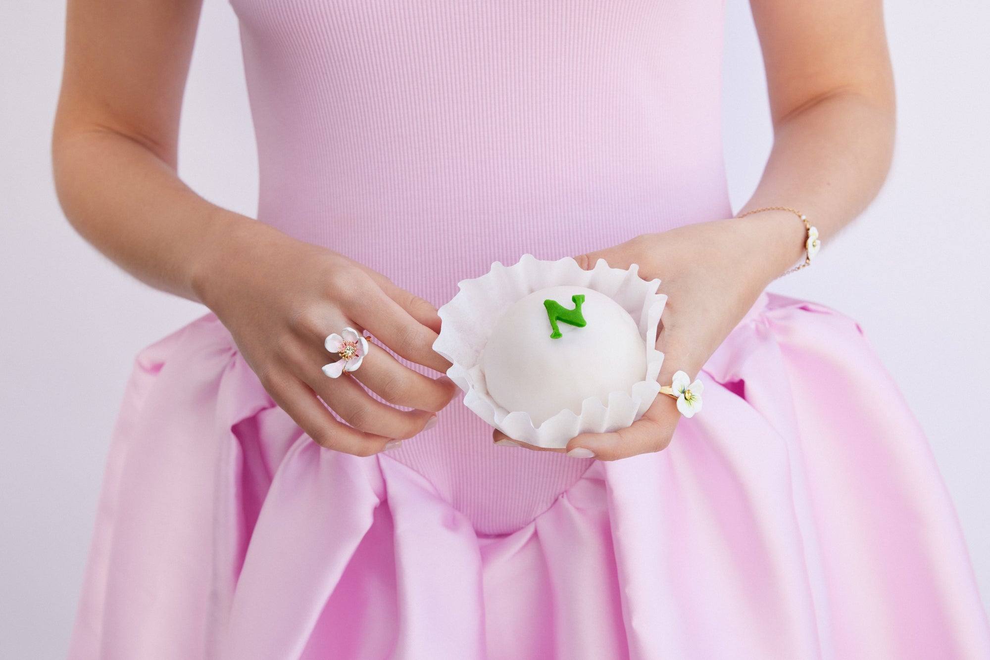 Bague cocktail pensée blanche et cristal taillé