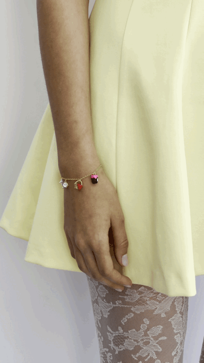 Bracelet lapin d'Alice et panier du Chaperon Rouge