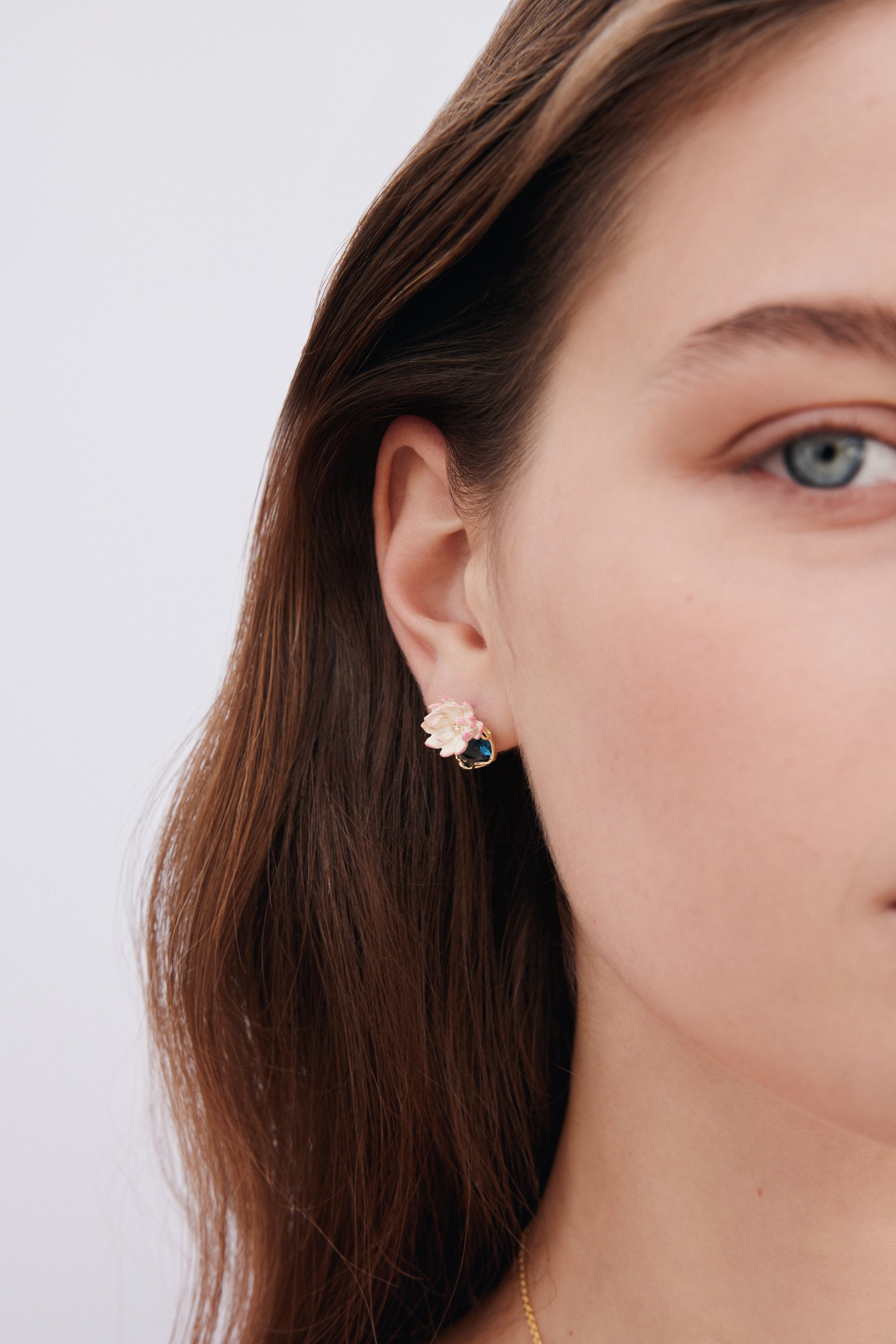 Boucles d’oreilles tiges nymphéa rose et pierre ronde bleue