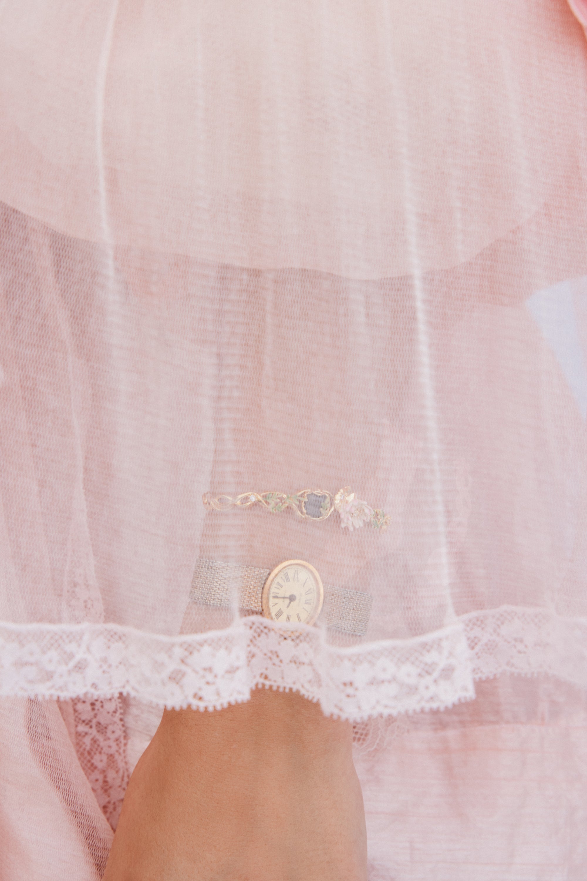 Bracelet jonc nymphéa rose et pierre ronde bleue