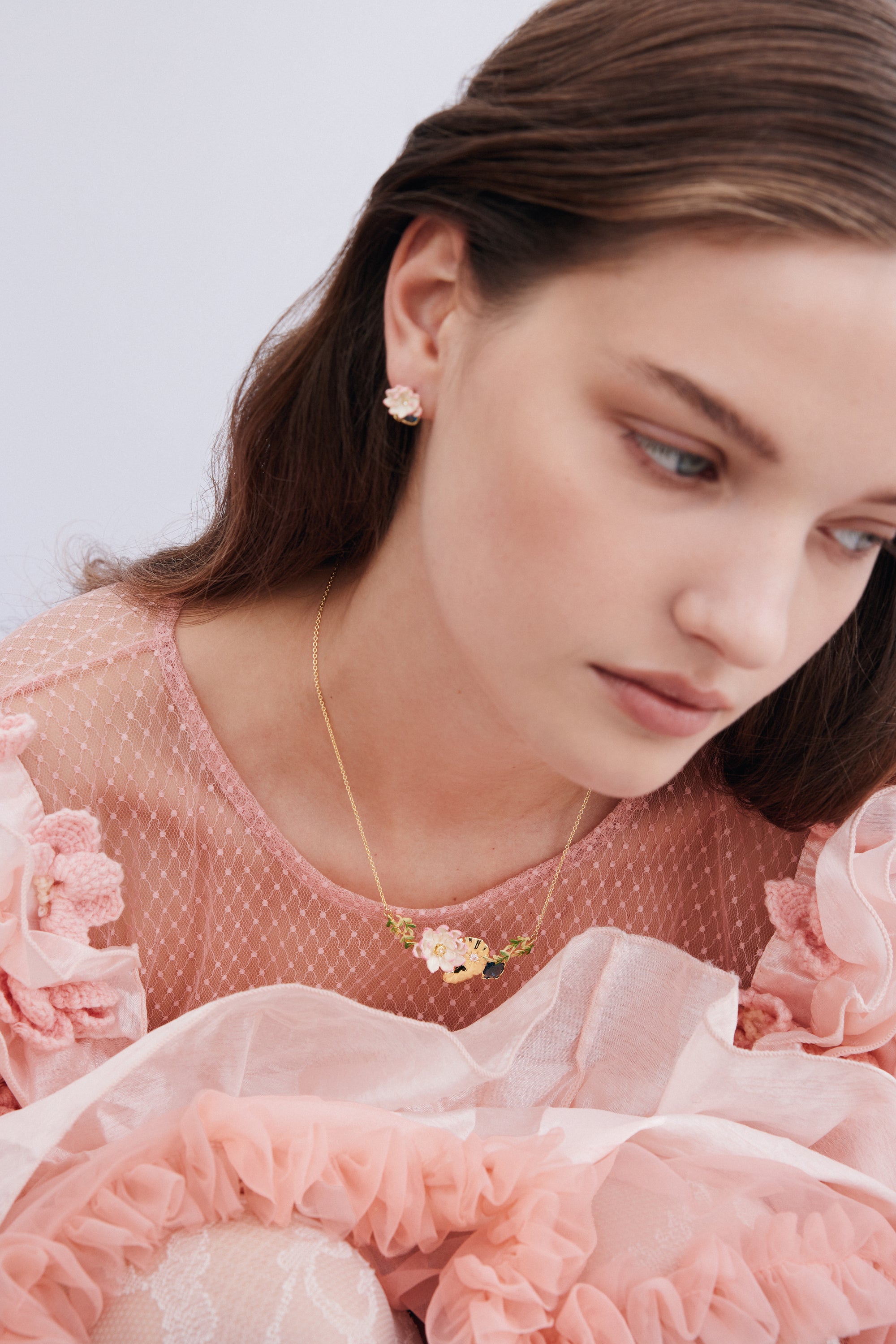 Collier plastron nymphéa rose, lotus doré, et pierre ronde bleue