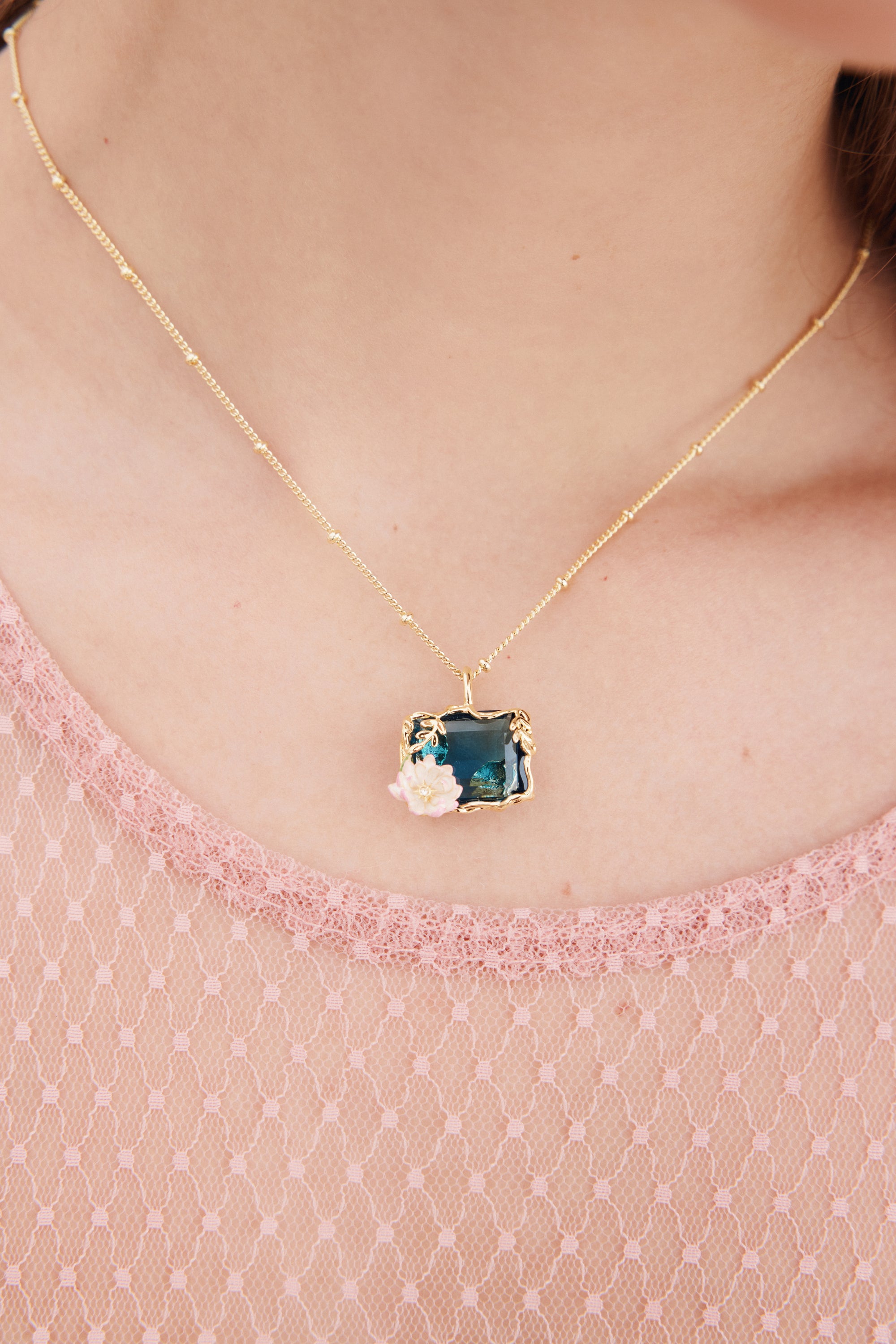 Collier pendentif bassin aux nymphéas bleu et rose