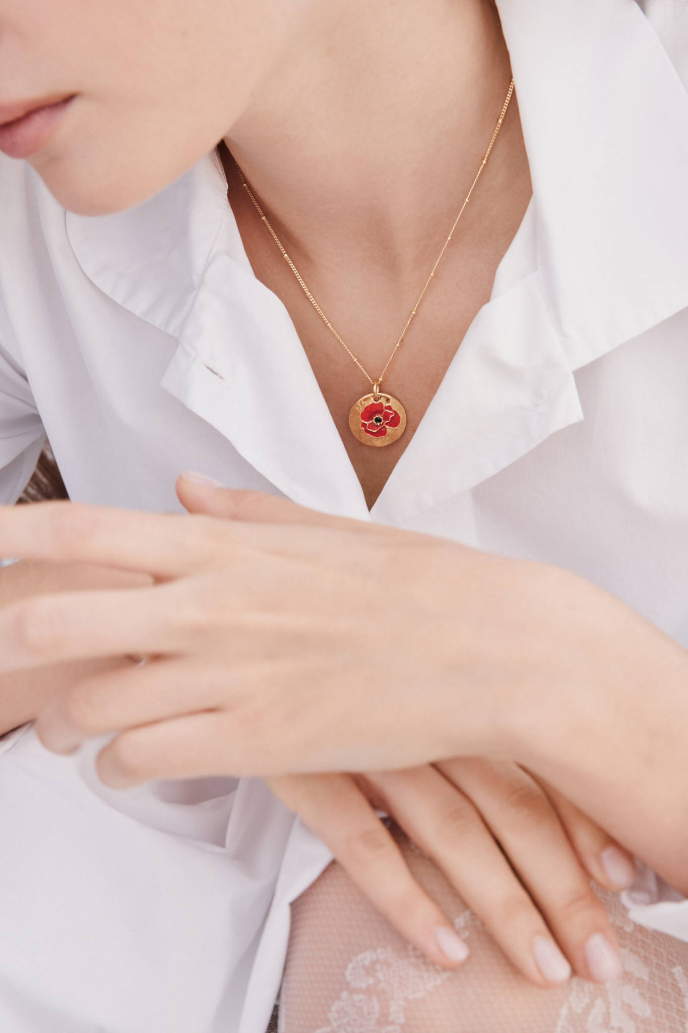 Collier pendentif médaille dorée coquelicot