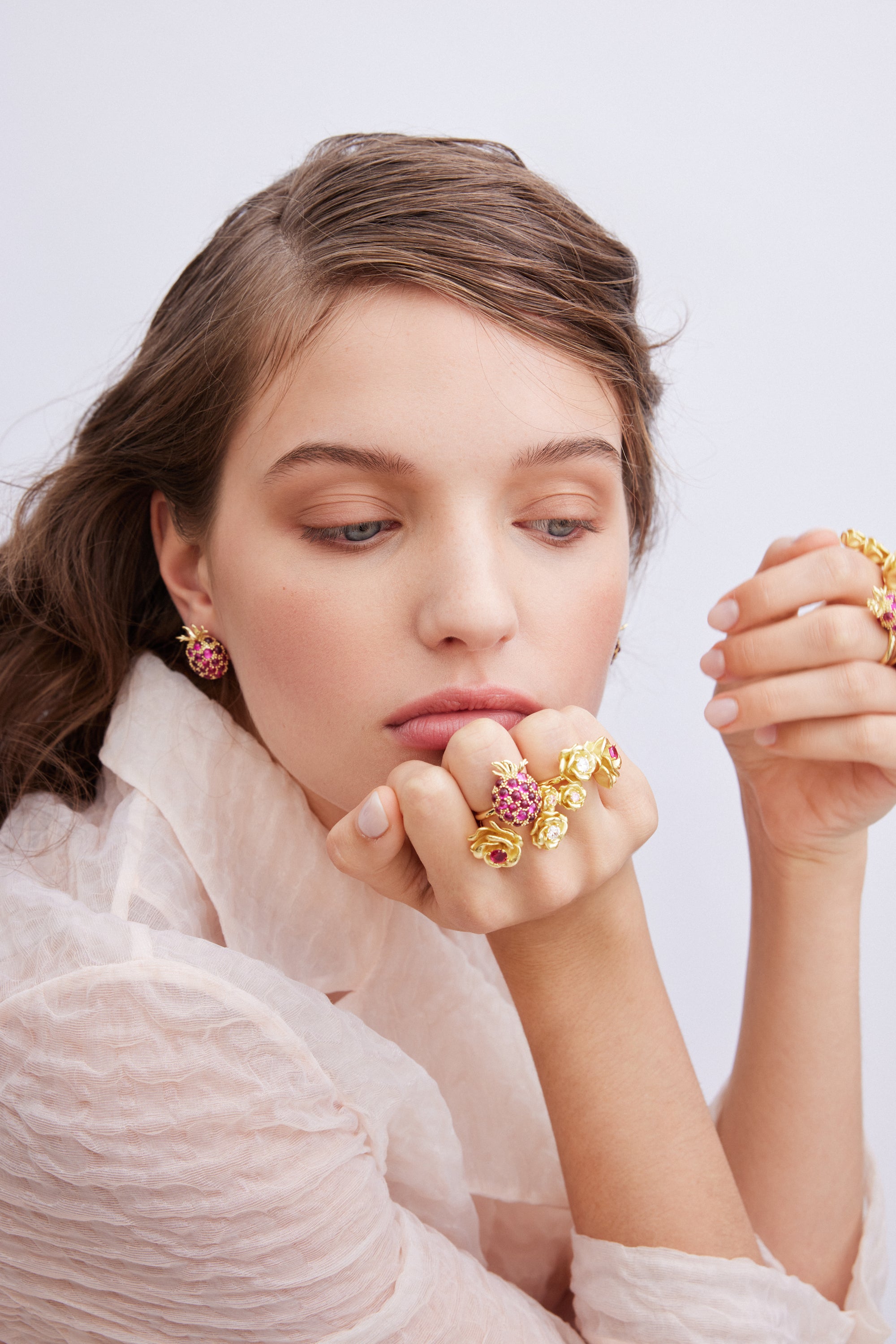 Bague ajustable framboise et perles dorées