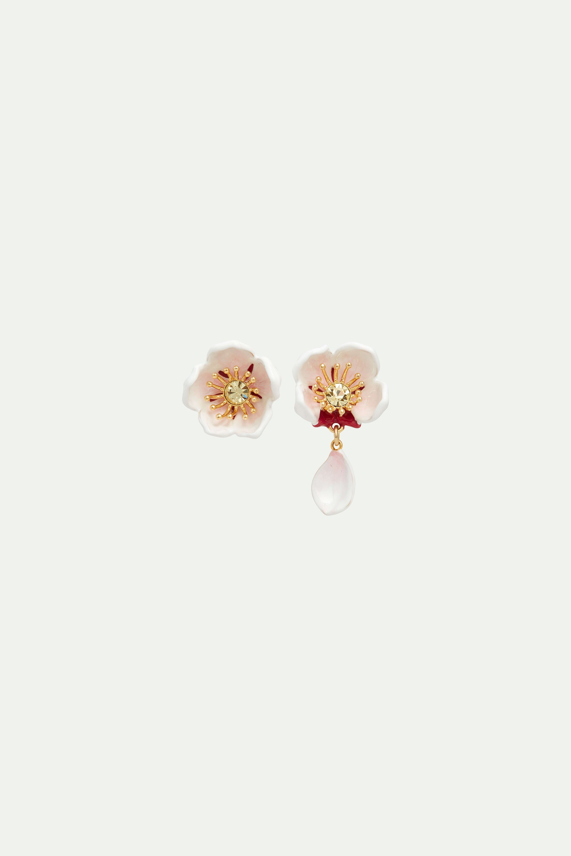 Boucles d'oreilles Tiges Asymétriques Fleur Blanche de Cerisier