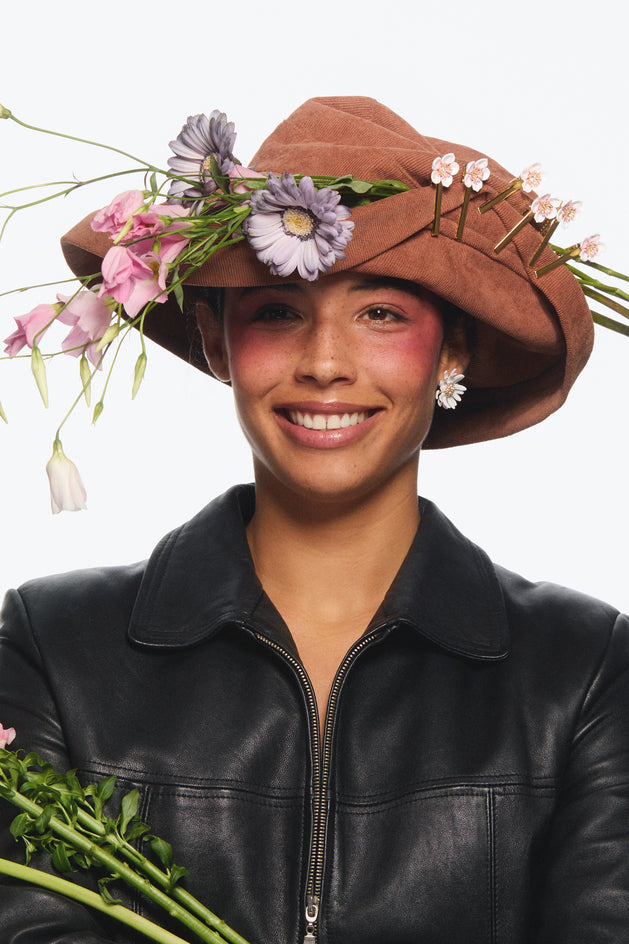 Boucles d'oreilles pâquerette blanche et dorée, cœur pavé