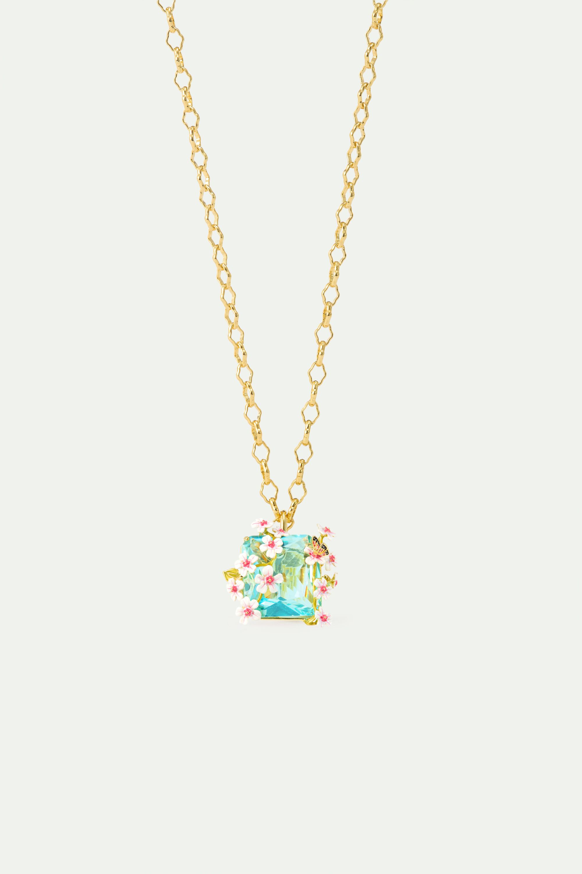 Collier pendentif pierre carrée facettée bleue, aubépines blanches et roses et papillon