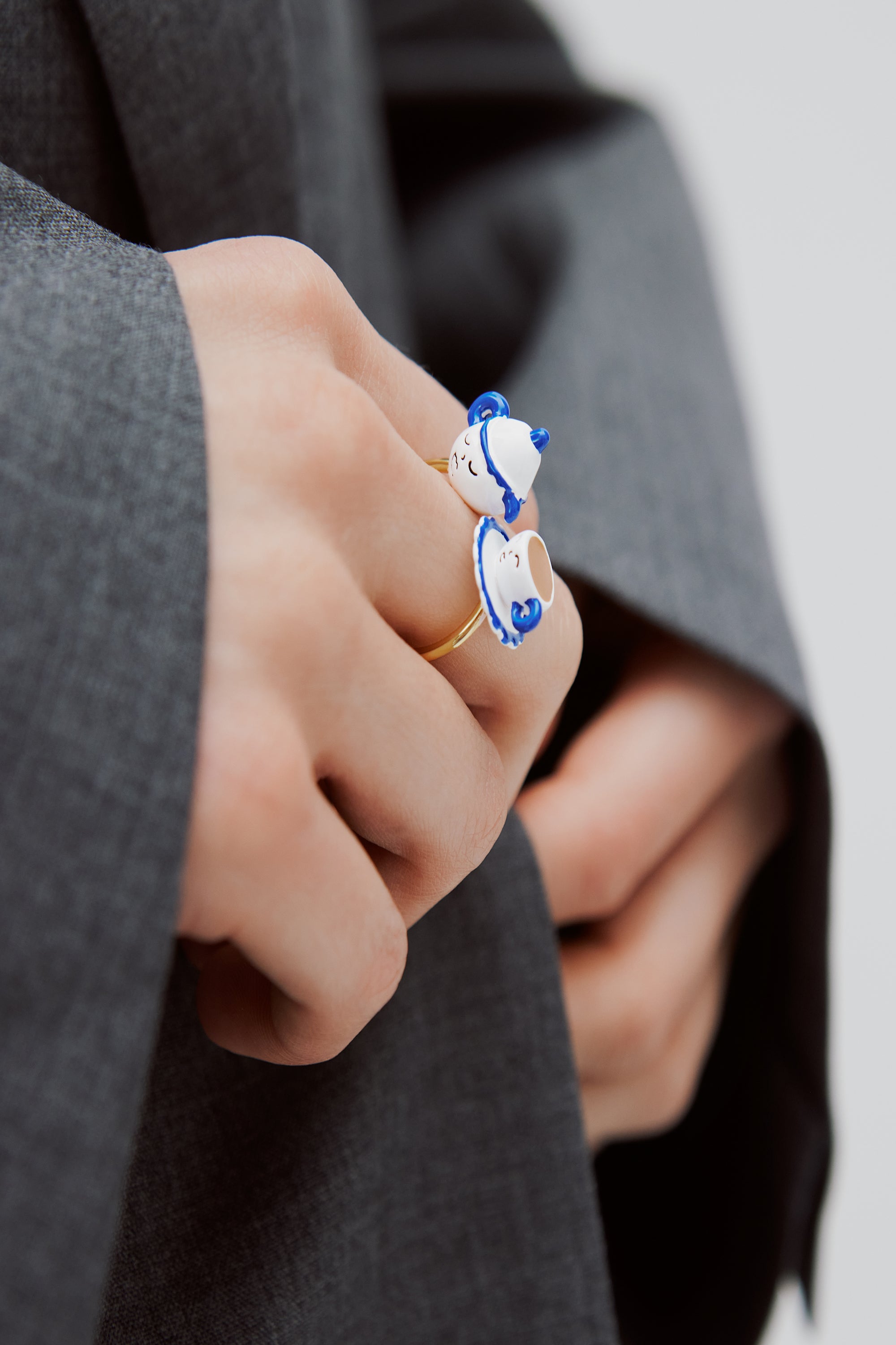 Bague ajustable théière bleue et blanche, et petite pierre jaune