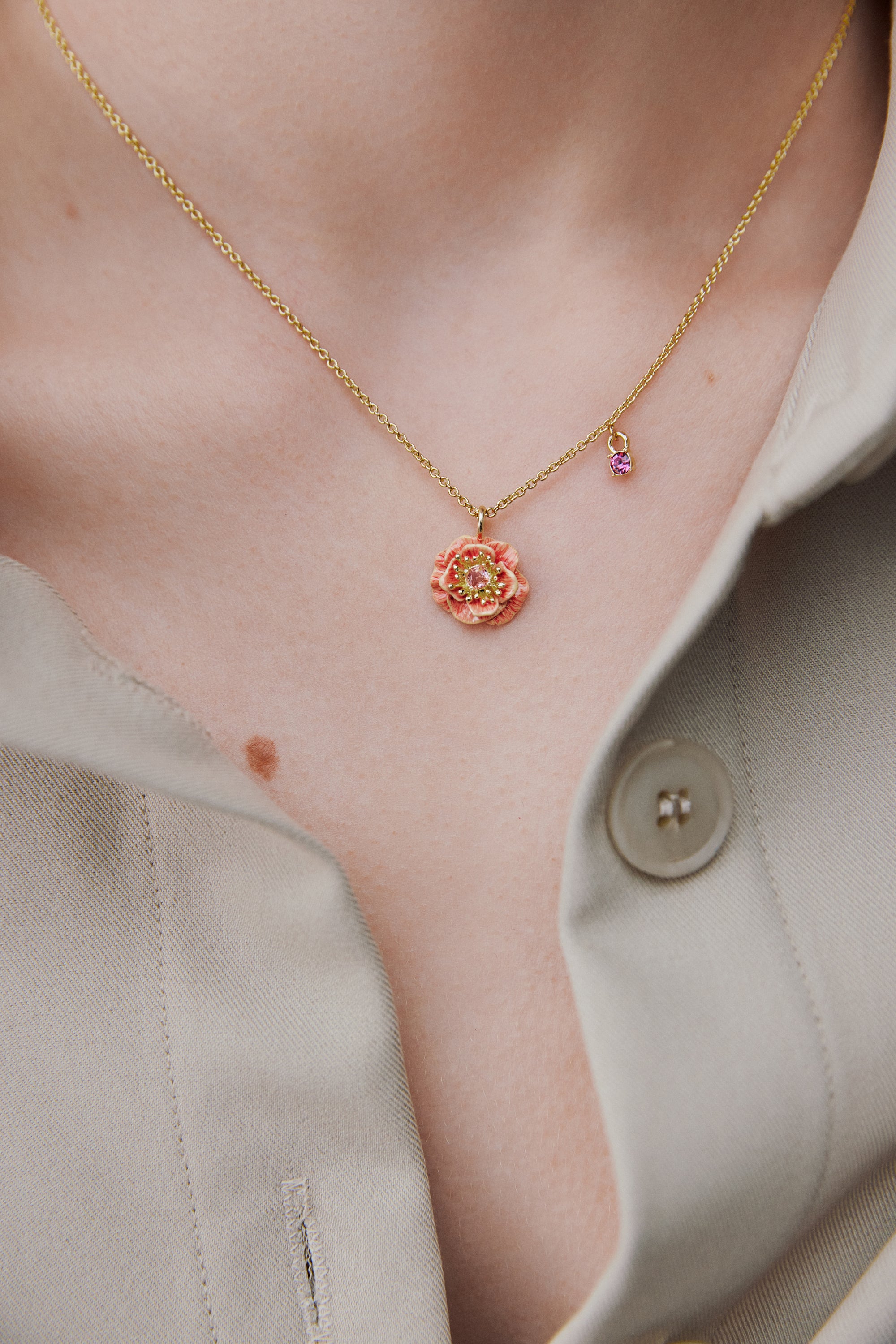 Collier pendentif anémone rose et cristal