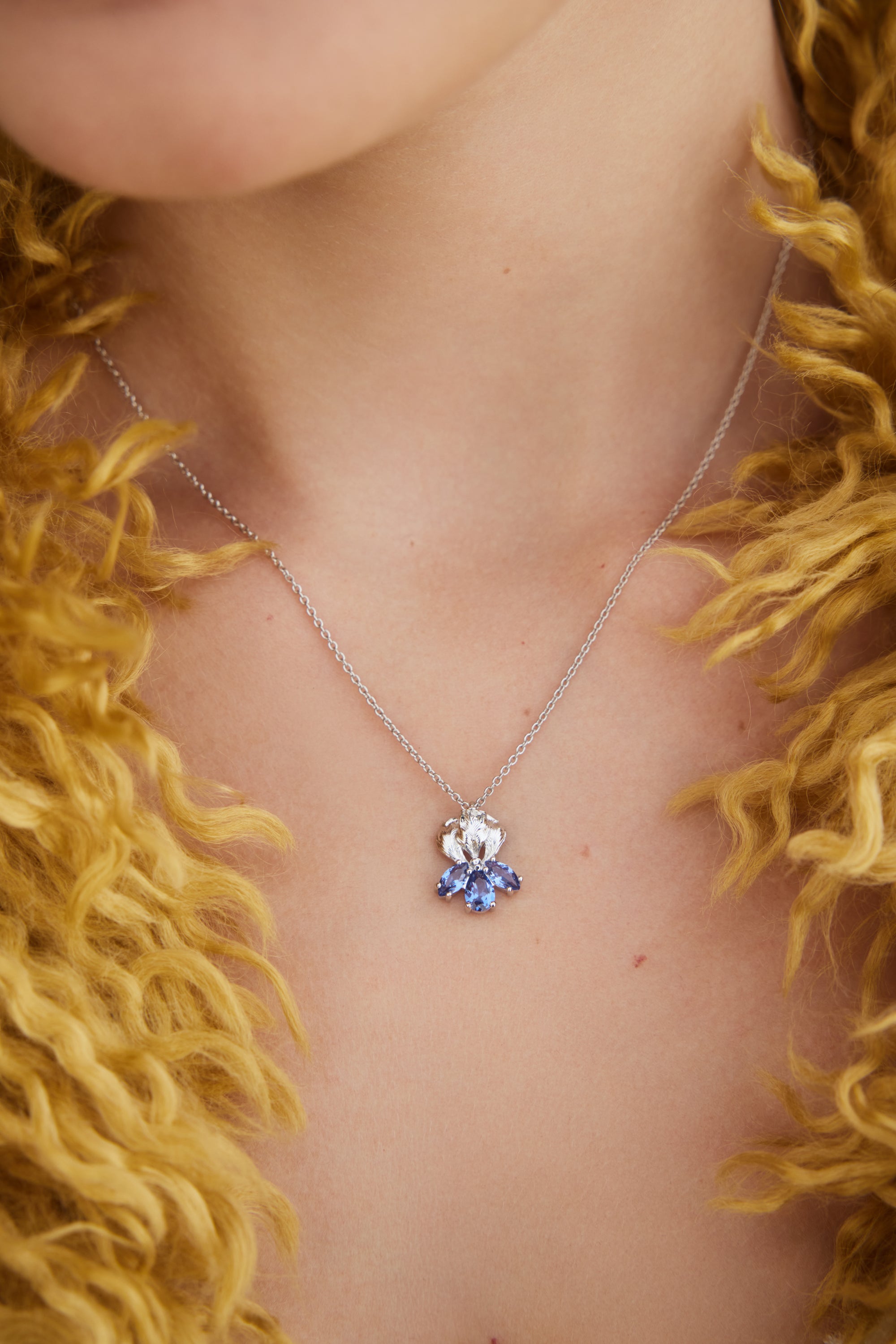 Collar colgante plateado iris y piedras azules