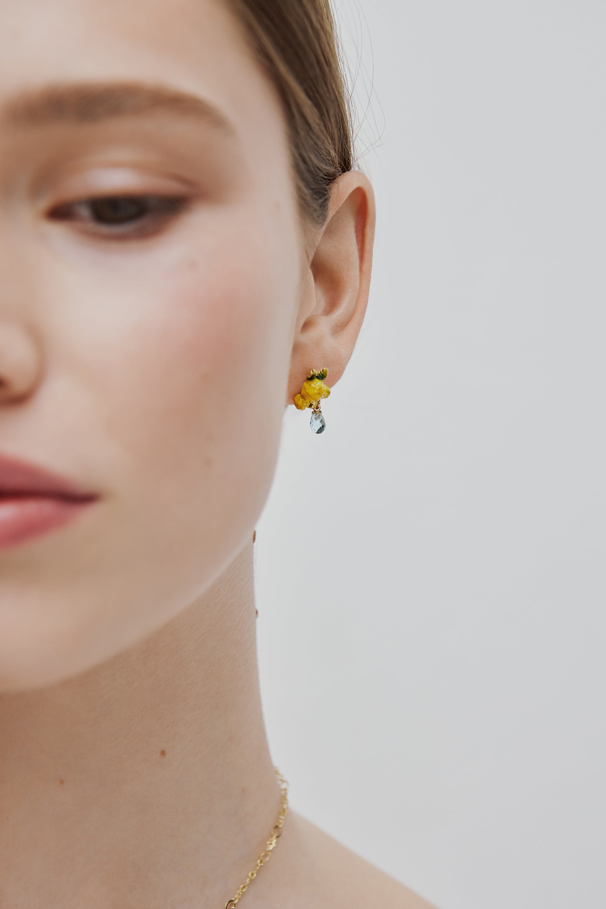 Boucles d'oreilles fleur de mimosa et petites feuilles