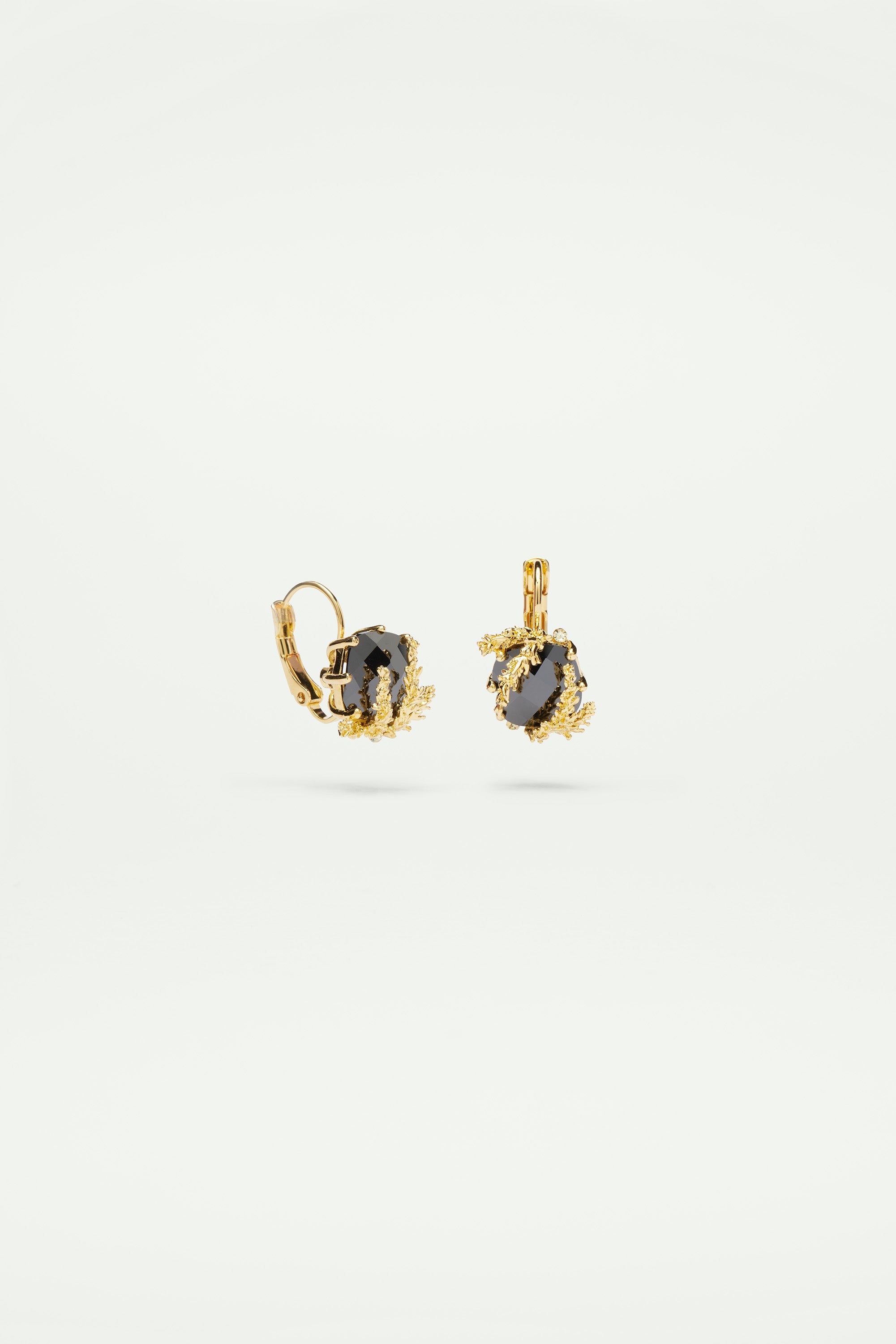 Boucles d'oreilles dormeuses Fleurs de patchouli et verre noir facetté