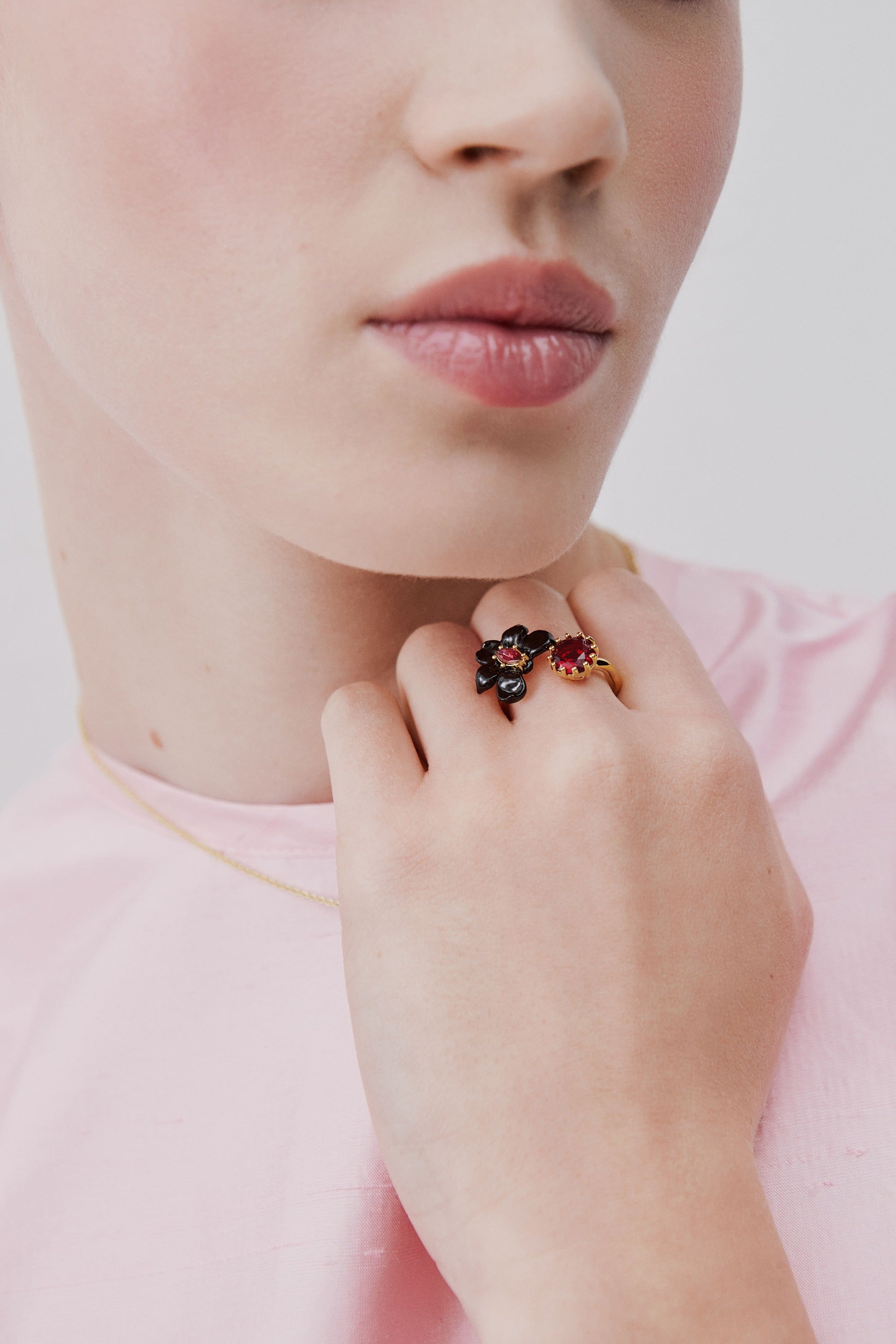Bague ajustable orchidée noire, cristal rose et pierre facettée rouge