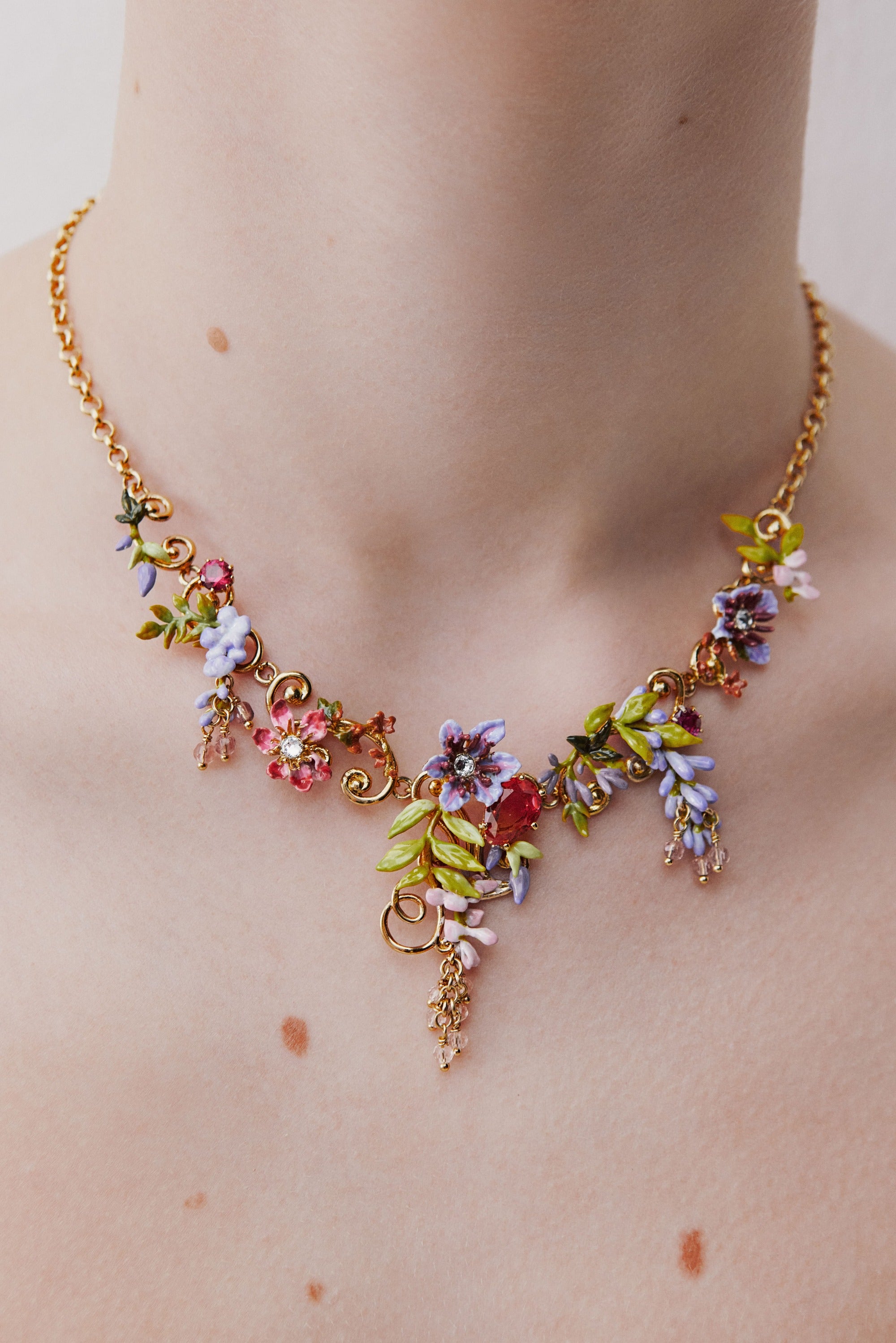 Collier plastron pierre rose, cristaux, fleurs et glycine sur arabesque dorée