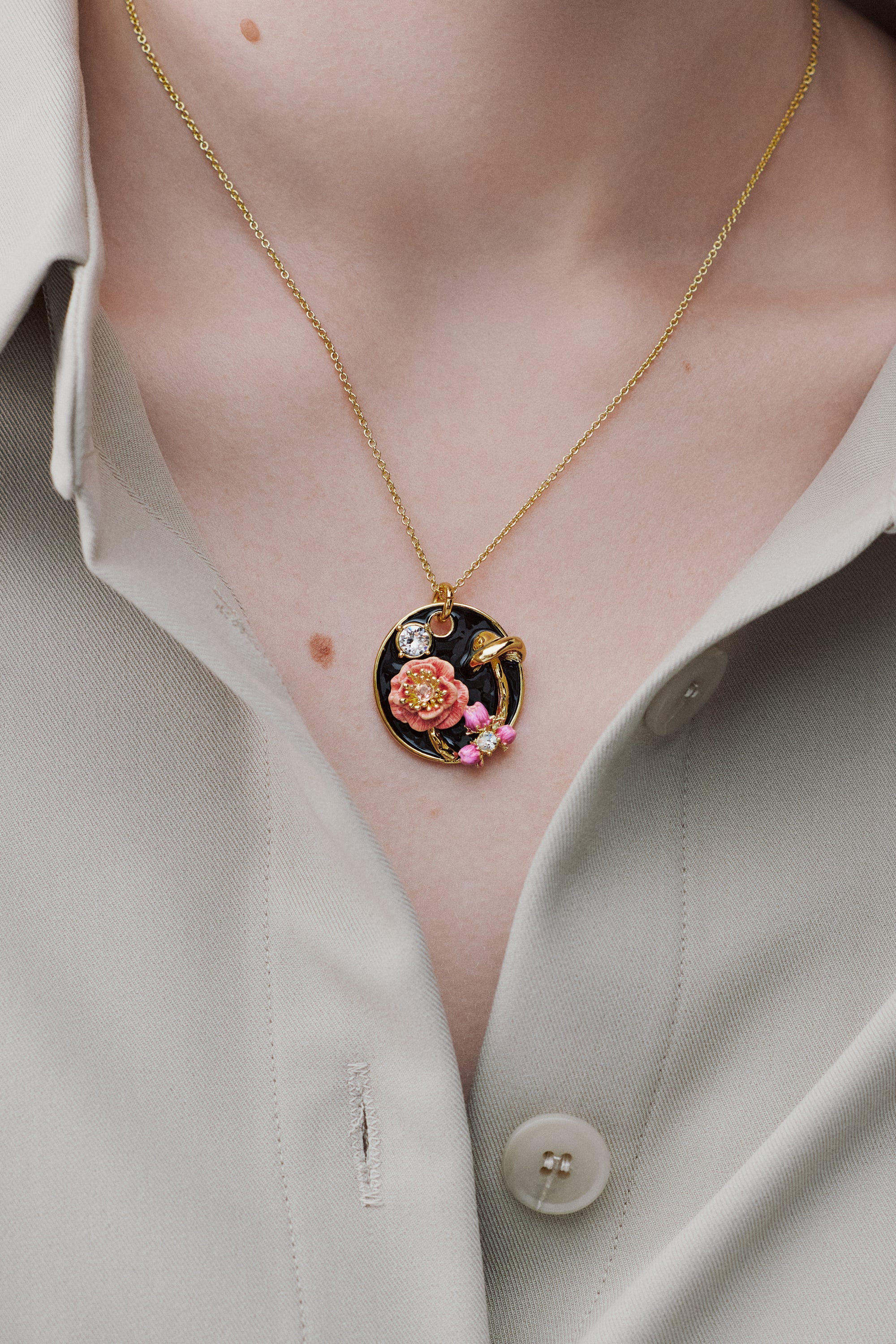 Collier pendentif médaillon noir champignon, anémone et cristaux