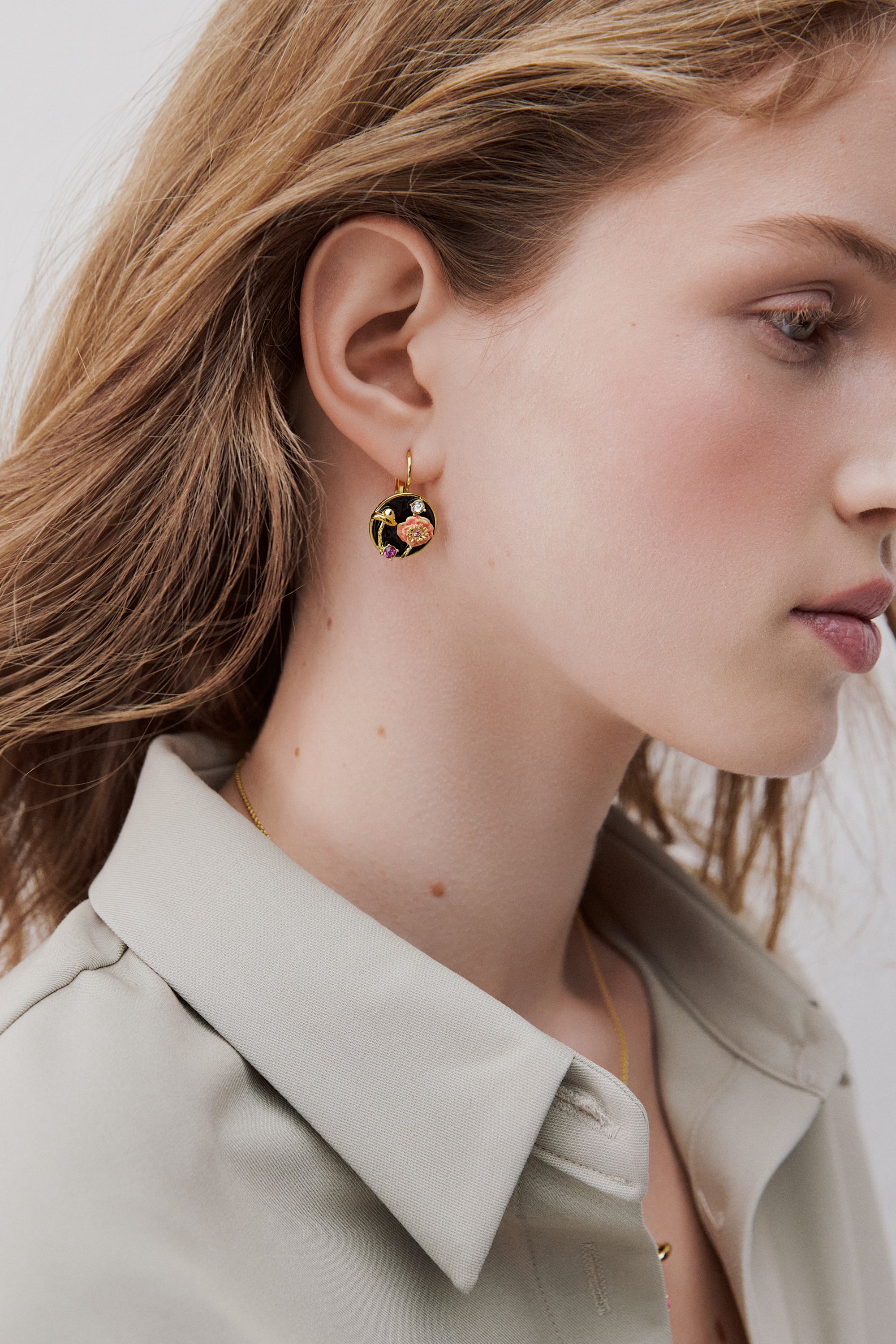 Boucles d'oreilles dormeuses médaillon noir champignon, anémone et cristaux