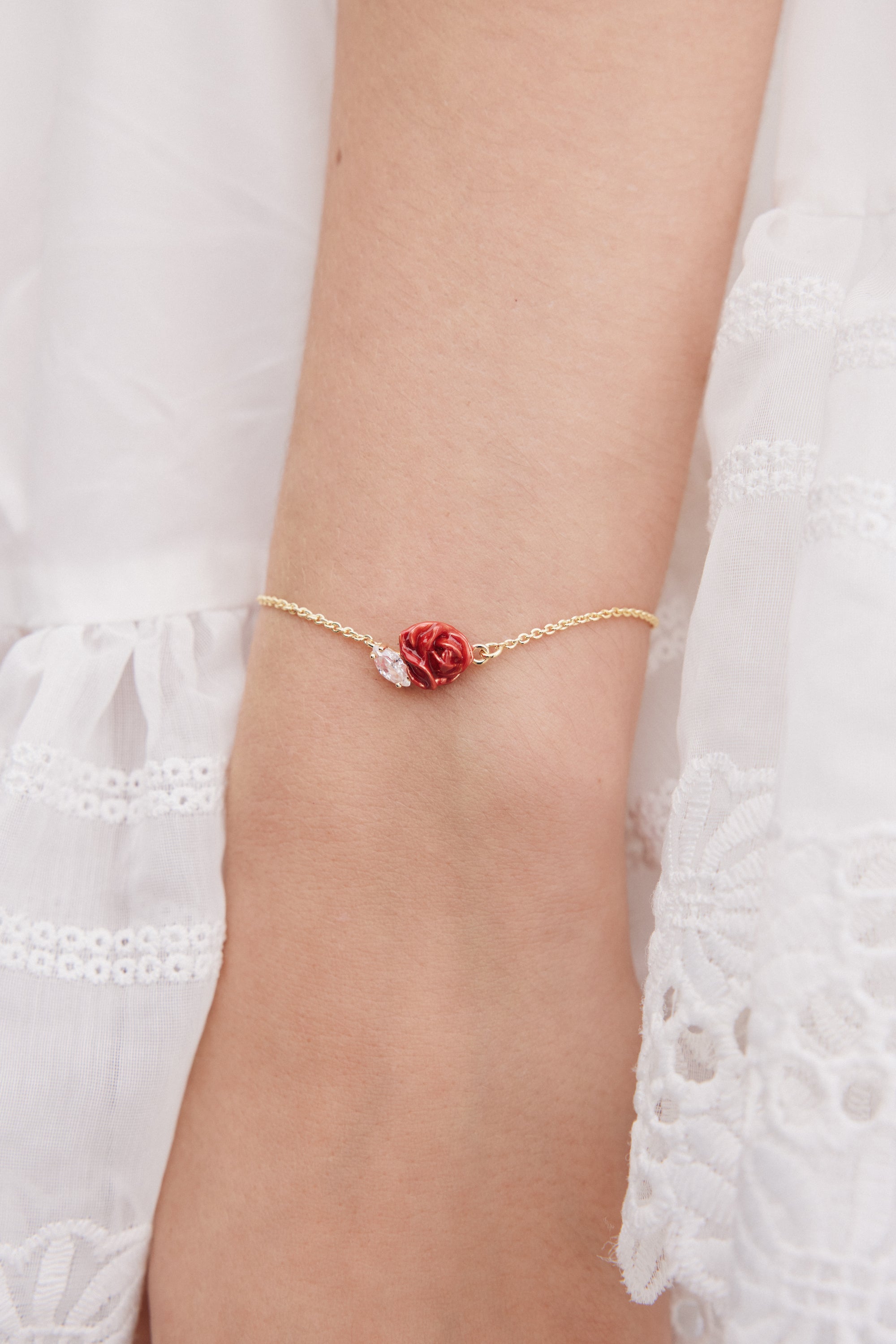 Bracelet fin bouton de rose rouge et cristal taillé