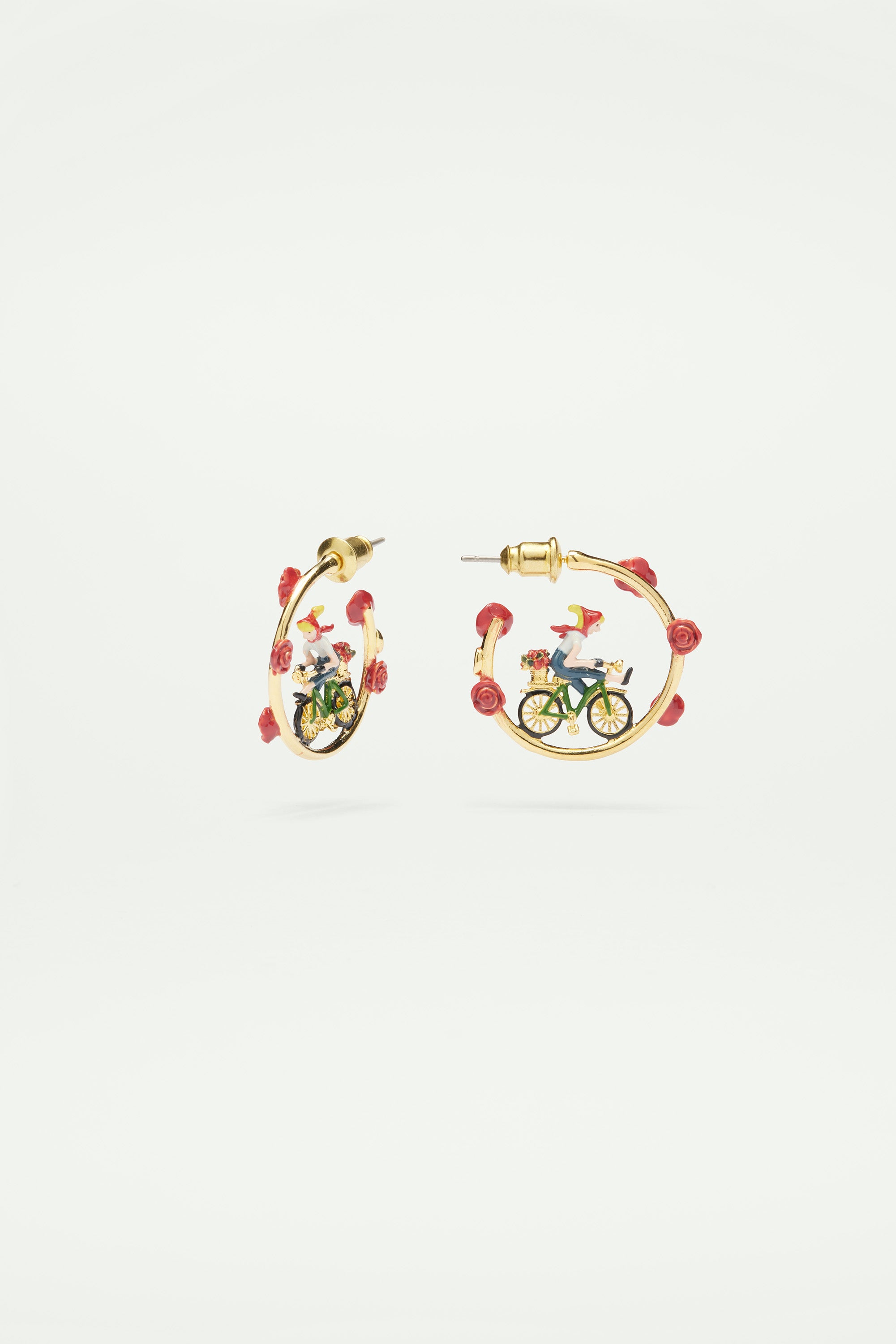 Boucles d'oreilles tiges créoles roses et femme sur son vélo