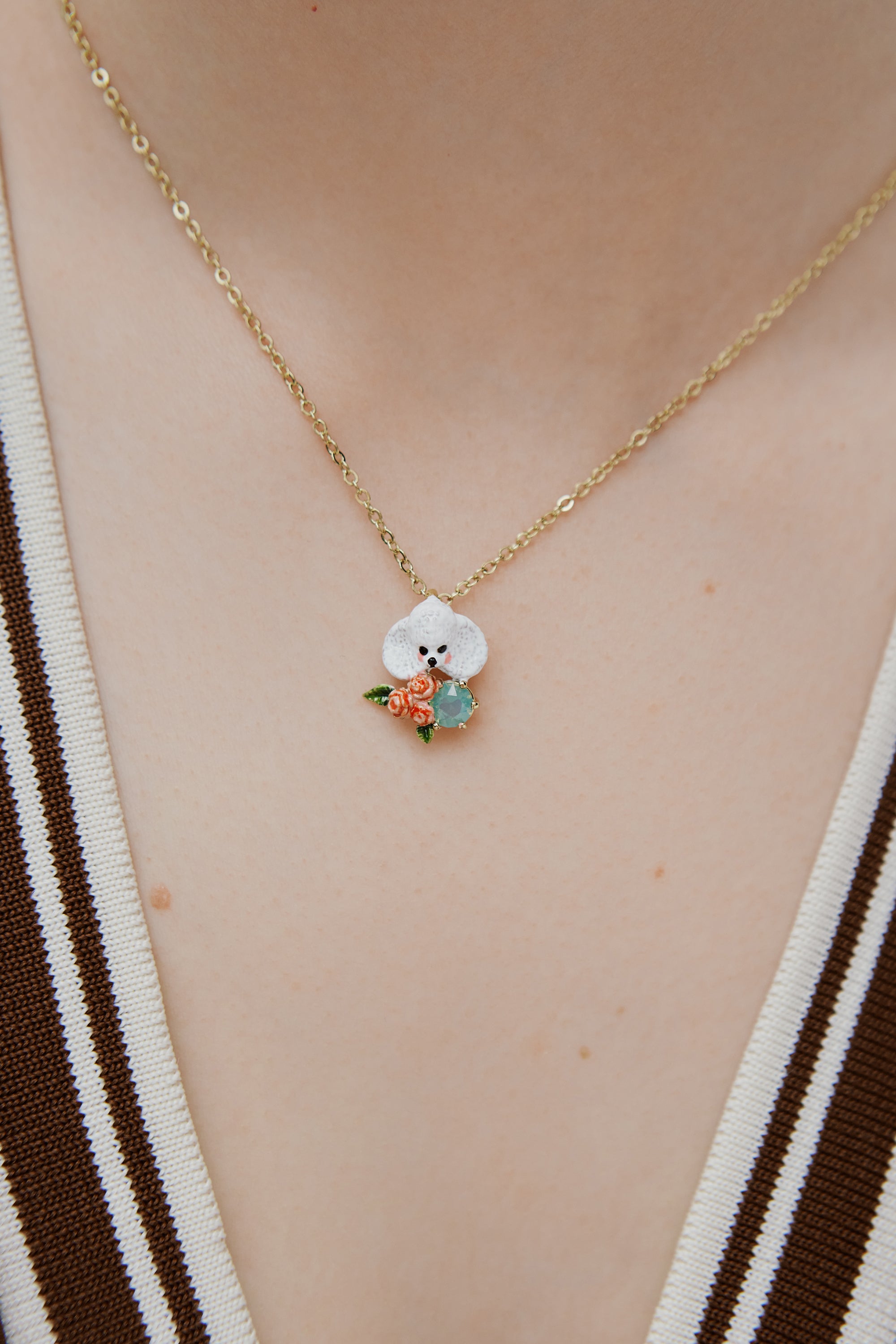 Collier pendentif caniche, fleurs roses et pierre bleue