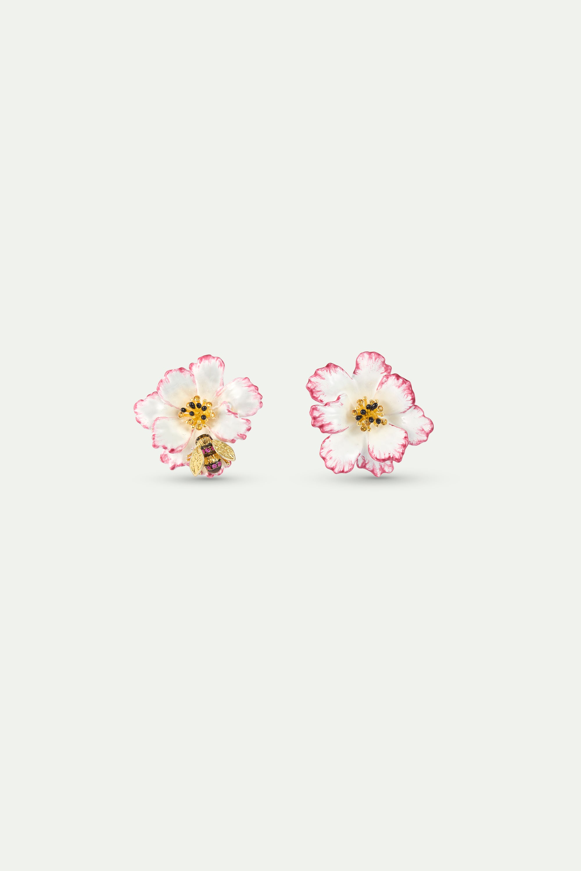 Boucles d'oreilles asymétriques cosmos blanche et rose et abeille dorée