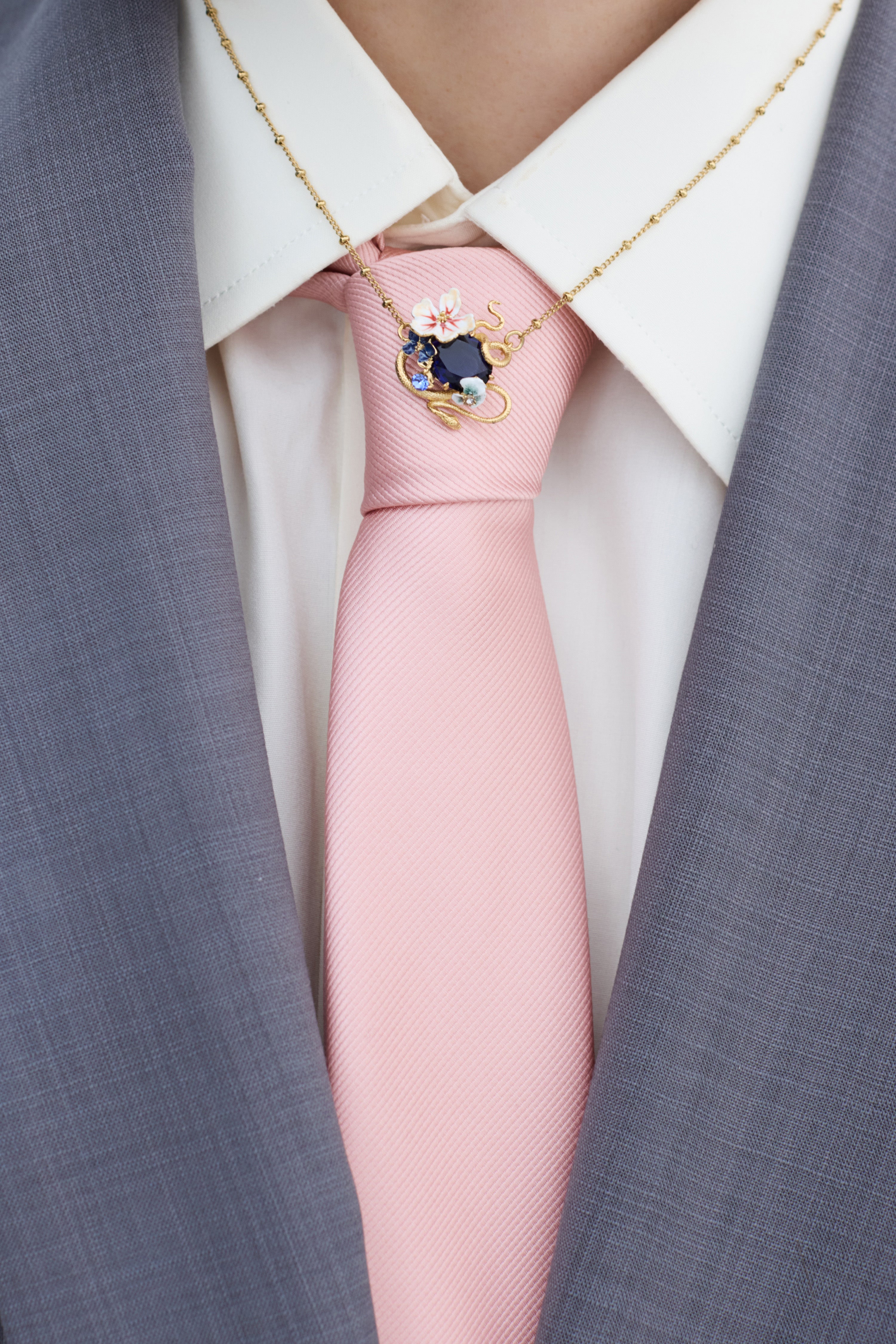 Collier pierre facettée bleue, serpent doré et fleurs de Mauve