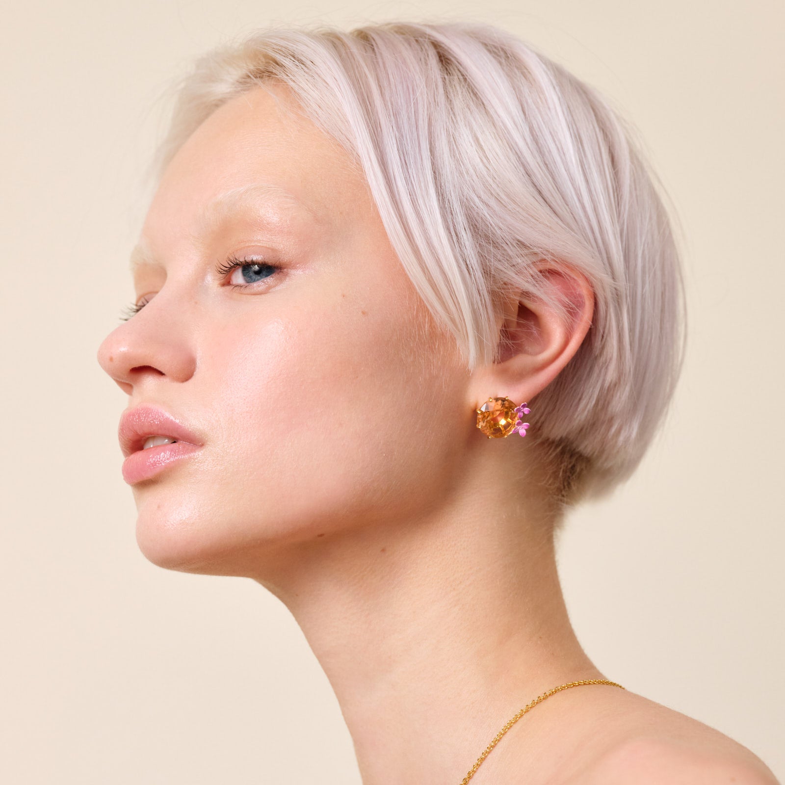 Boucles d'oreilles tiges fleurs et pierre ronde la diamantine rose abricot