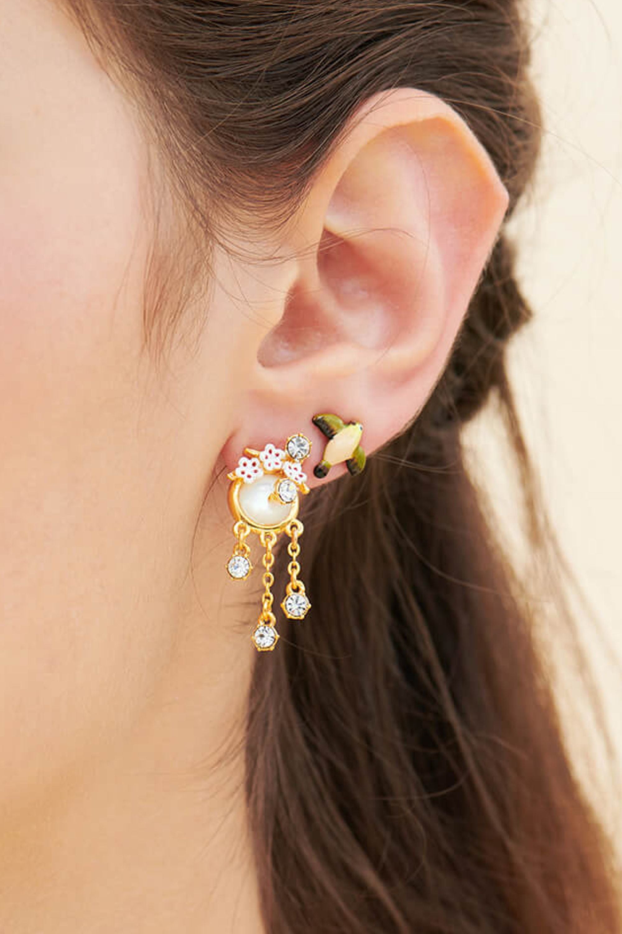 Boucles d'oreilles tiges pierre ronde blanche, fleurs de cerisier et cristaux