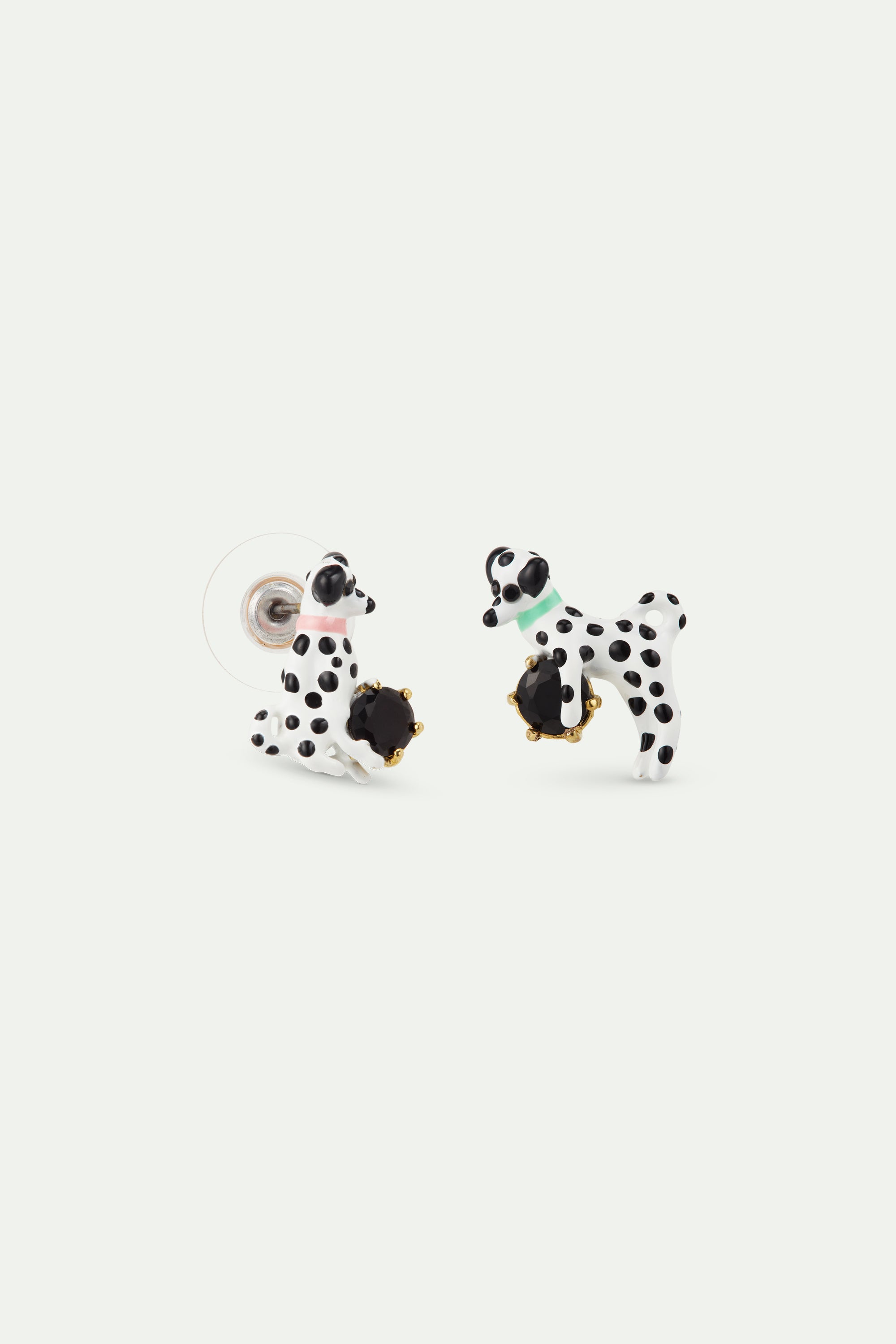 Boucles d’oreilles tiges asymétriques dalmatien et pierre ronde facettée noire