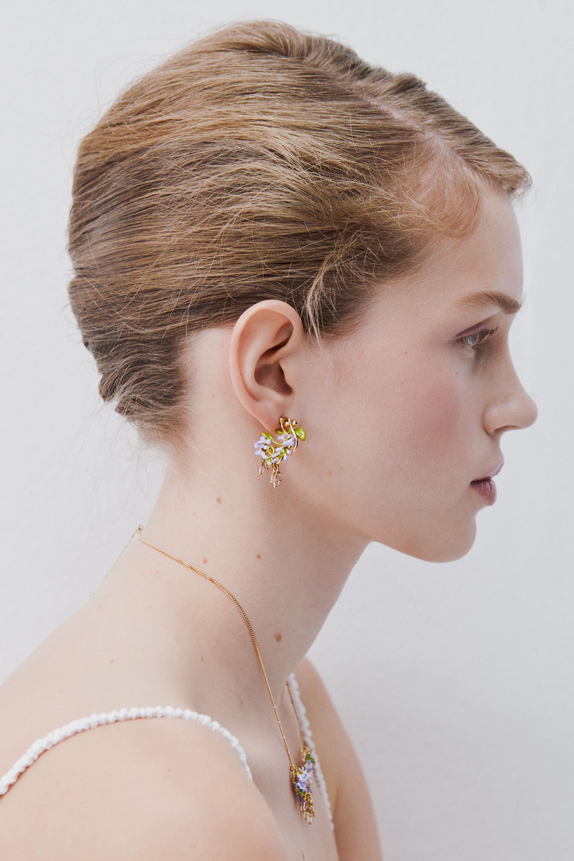 Pendientes bolitas glicinia violeta sobre arabesco dorado, hiedra y perlas de cristal facetadas