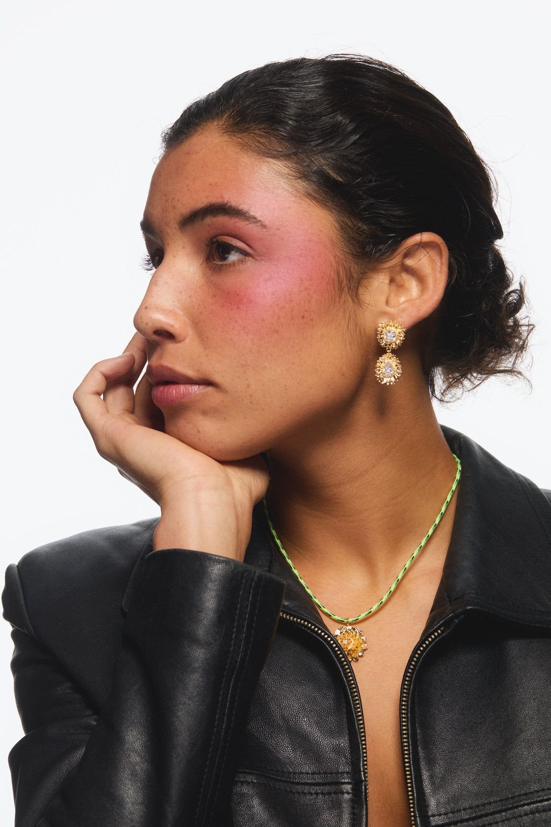 Boucles d'oreilles tiges pendantes pissenlits dorés et pierre taillée