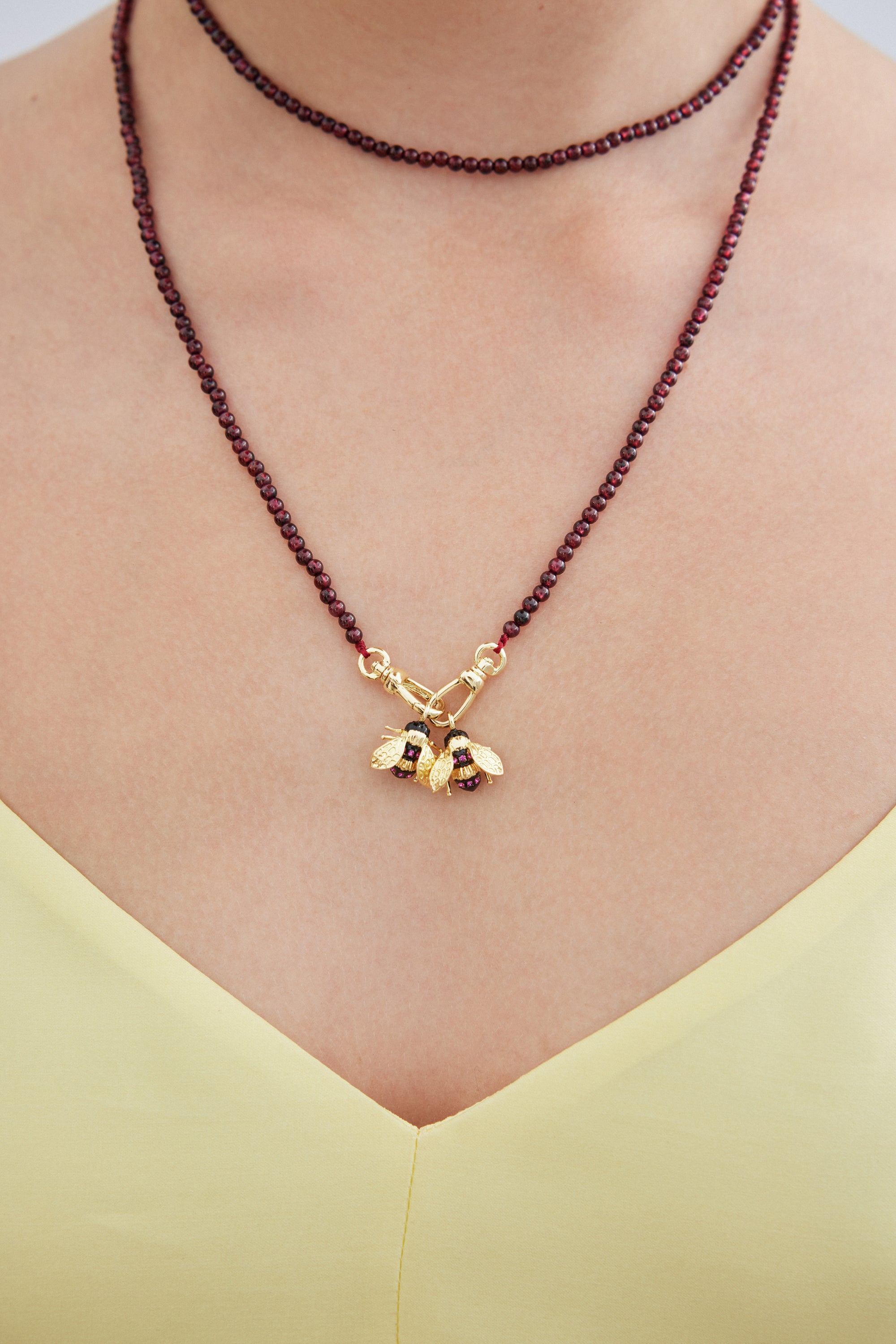 Collier perles de grenat et abeilles dorées