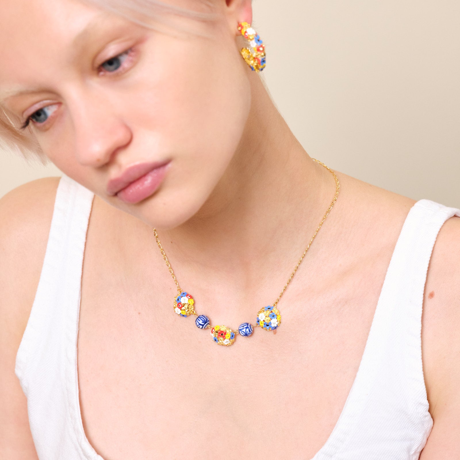 Collier plastron bouquet de fleurs et perles en céramique