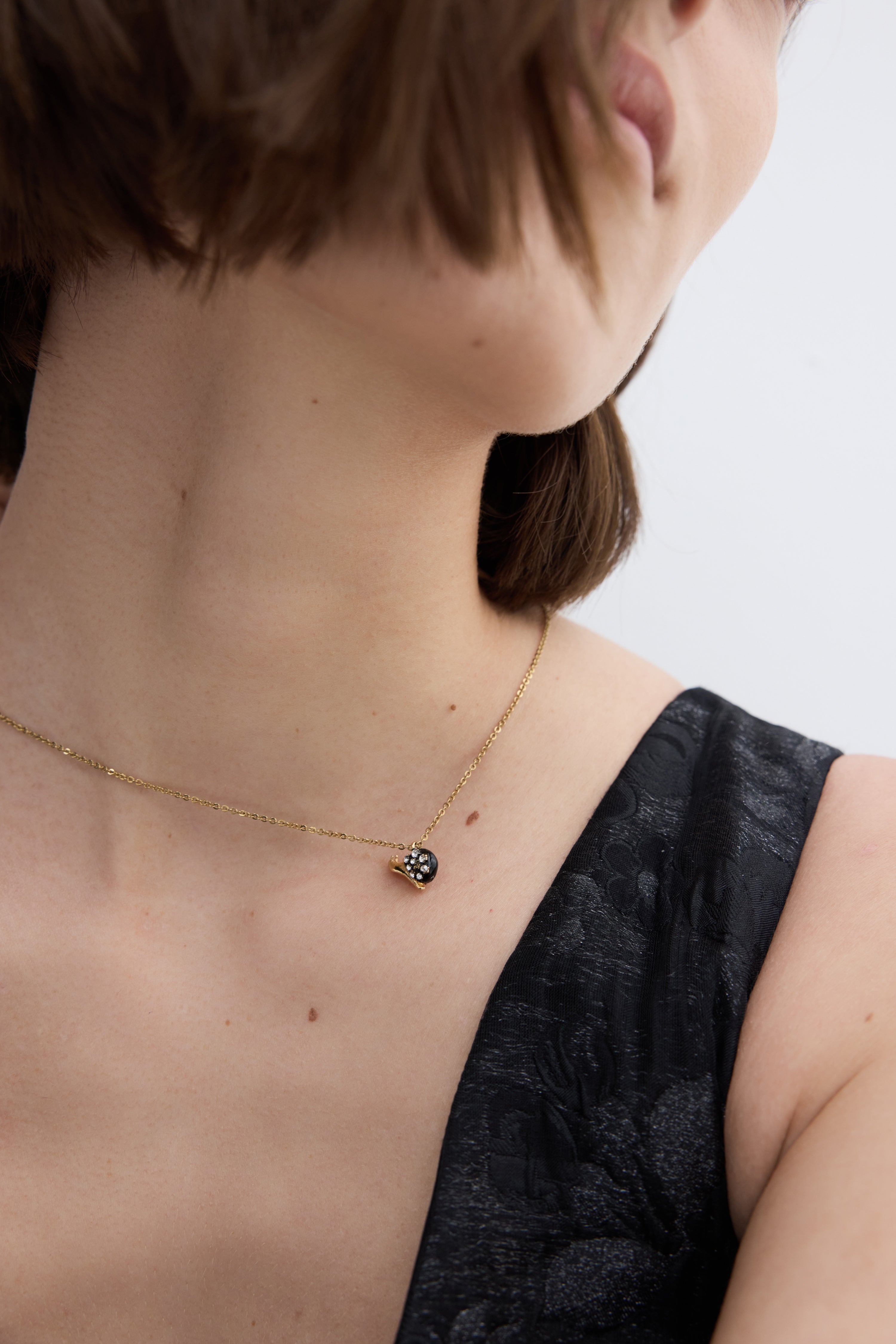 Collier pendentif escargot noir et doré, cristaux