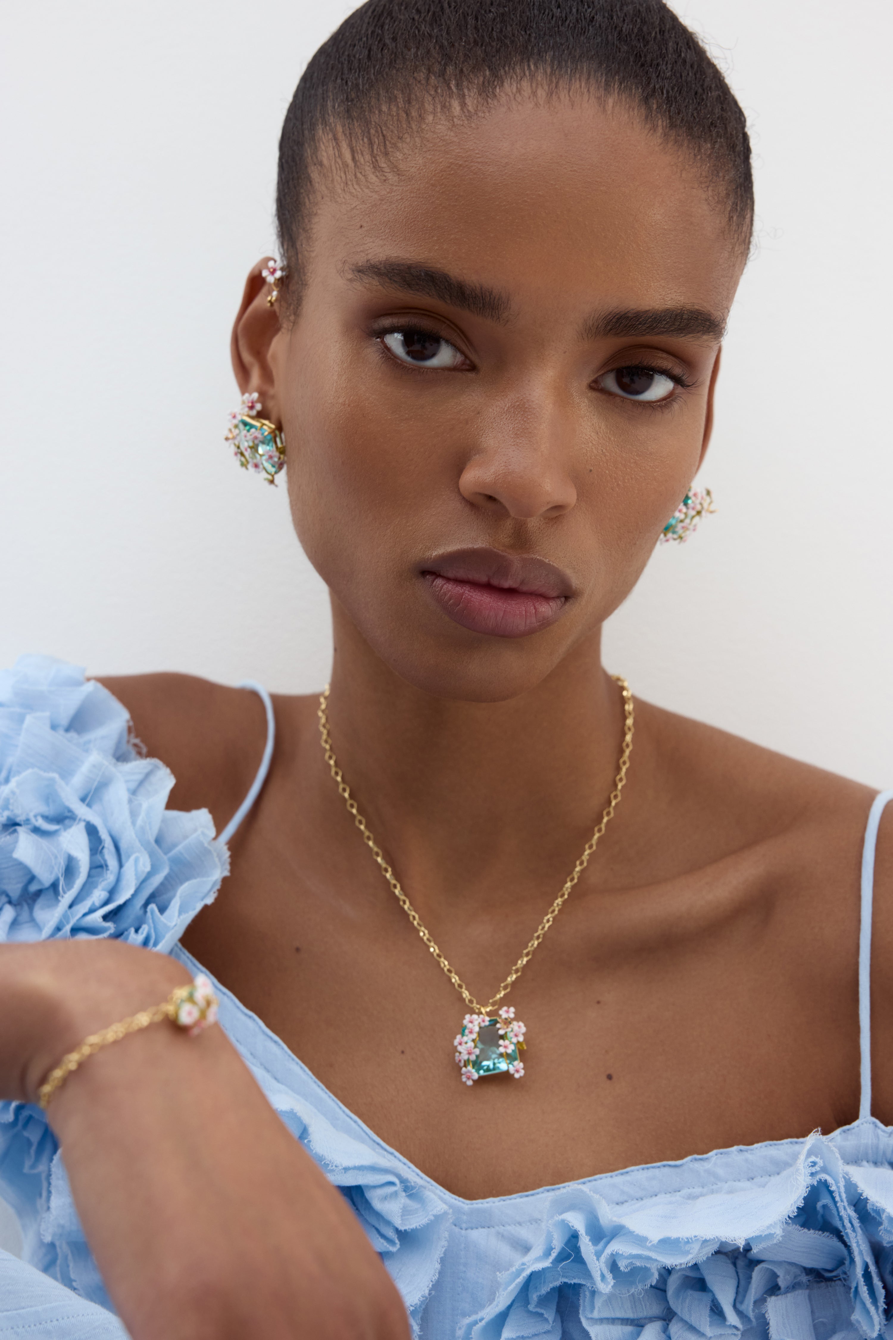 Collier pendentif pierre carrée facettée bleue, aubépines blanches et roses et papillon