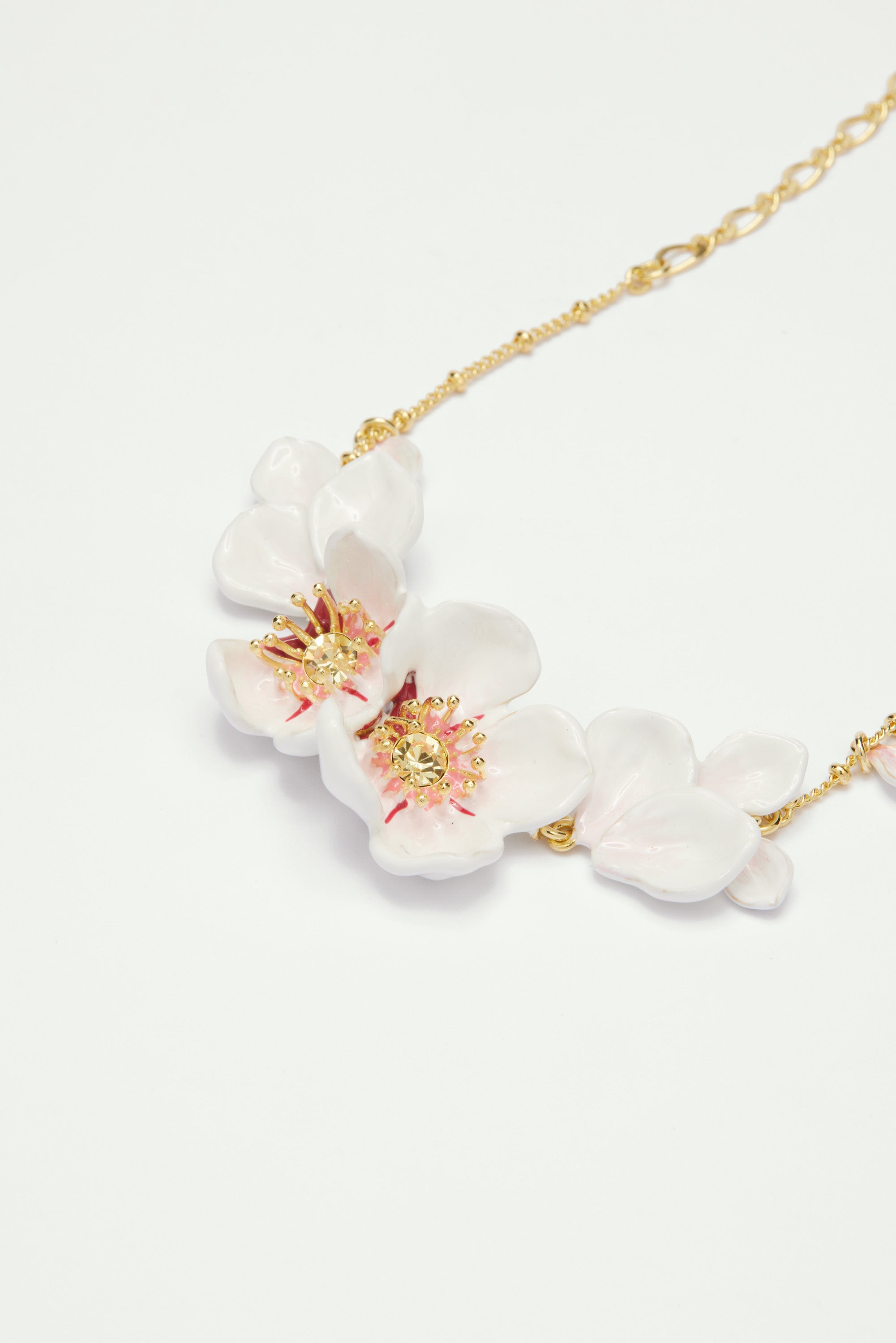 Bracelet fin fleurs blanches du japon et pétales