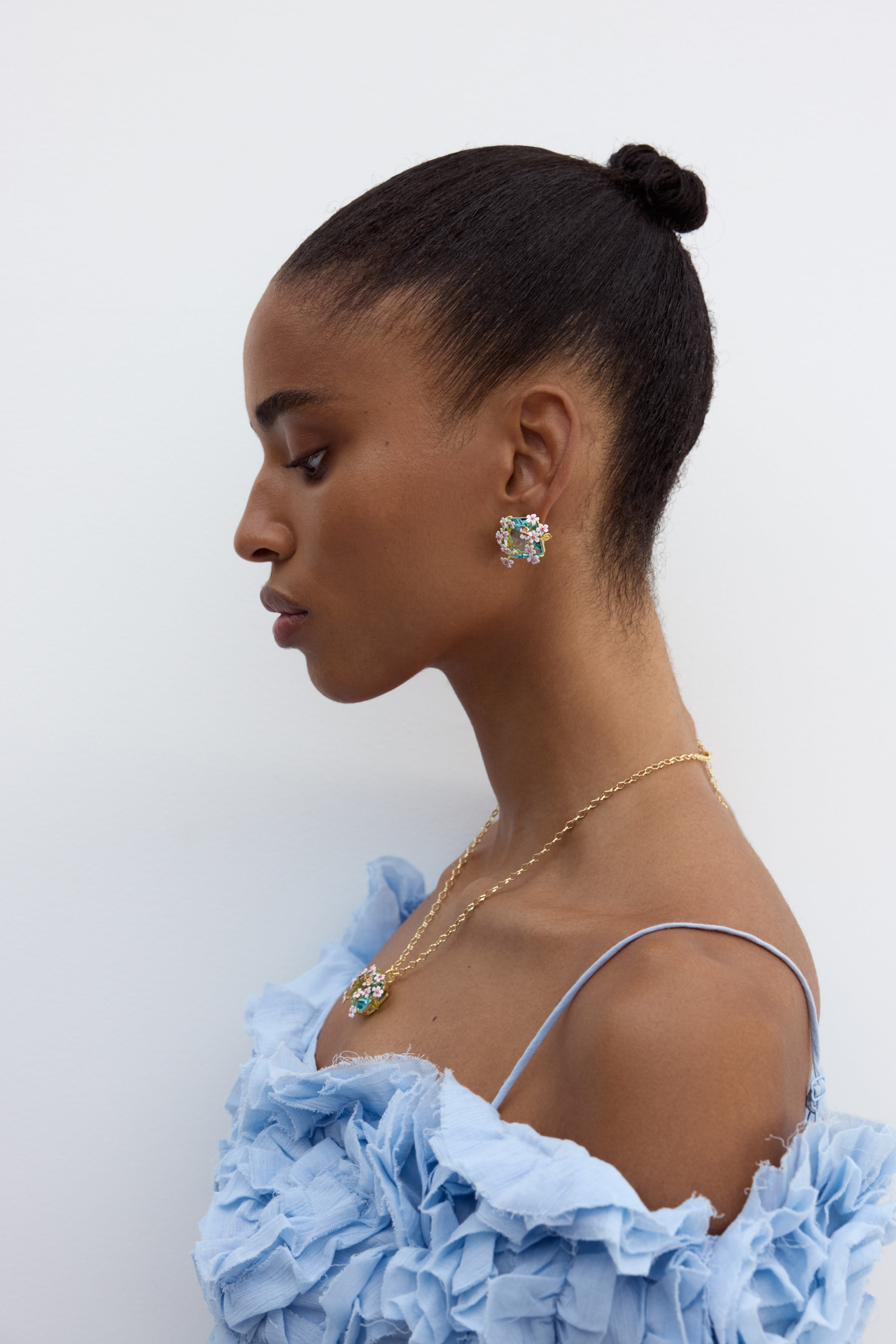 Boucles d'oreilles pierre carrée facettée bleue, aubépines blanches et roses et papillon