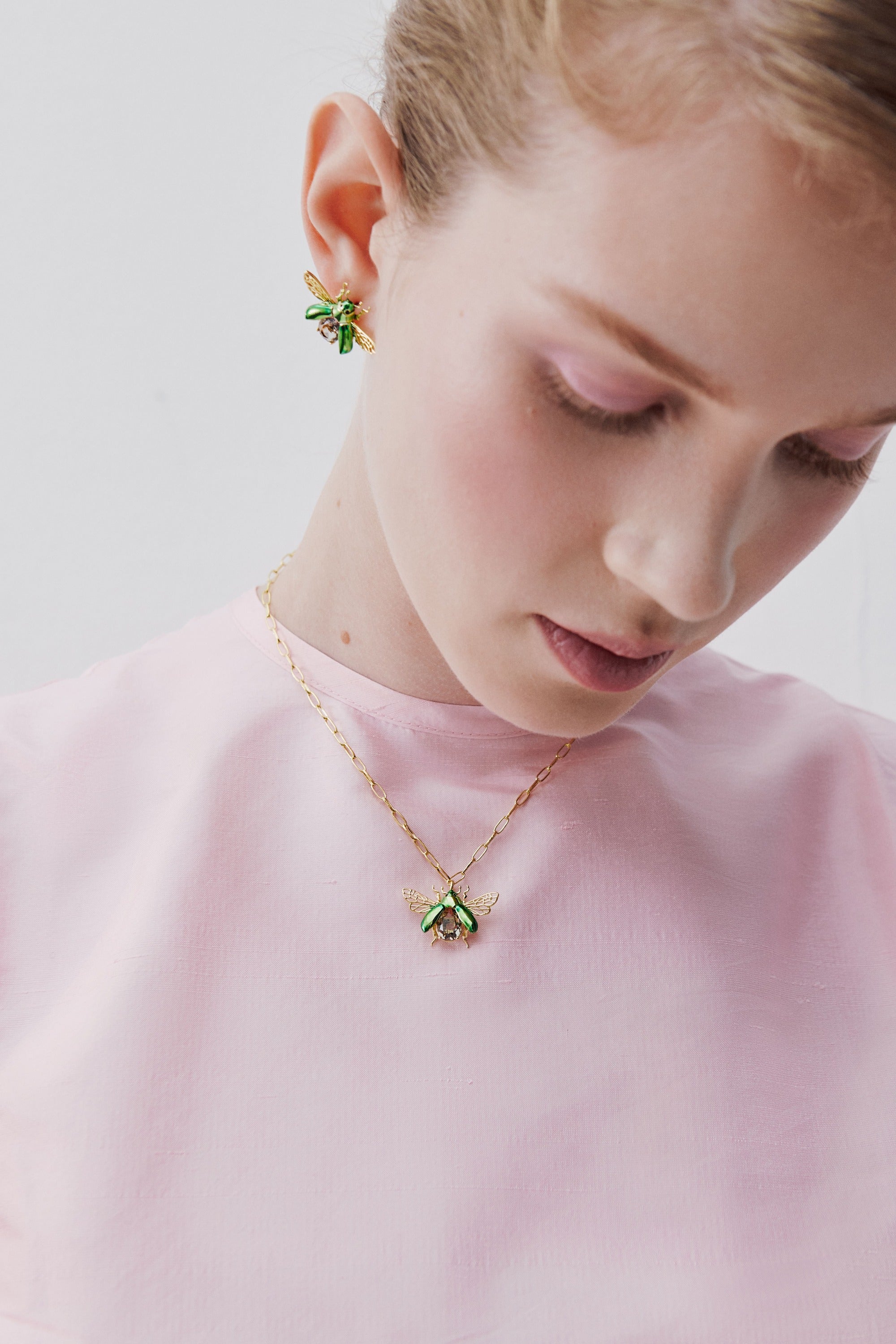 Collier pendentif cétoine verte volante et pierre facettée noire