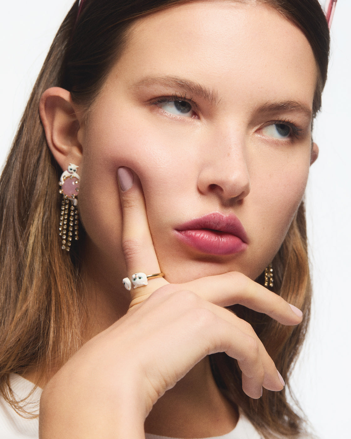 Boucles d'oreilles tiges pendantes chat blanc, pierre ronde rose, chaine strassée