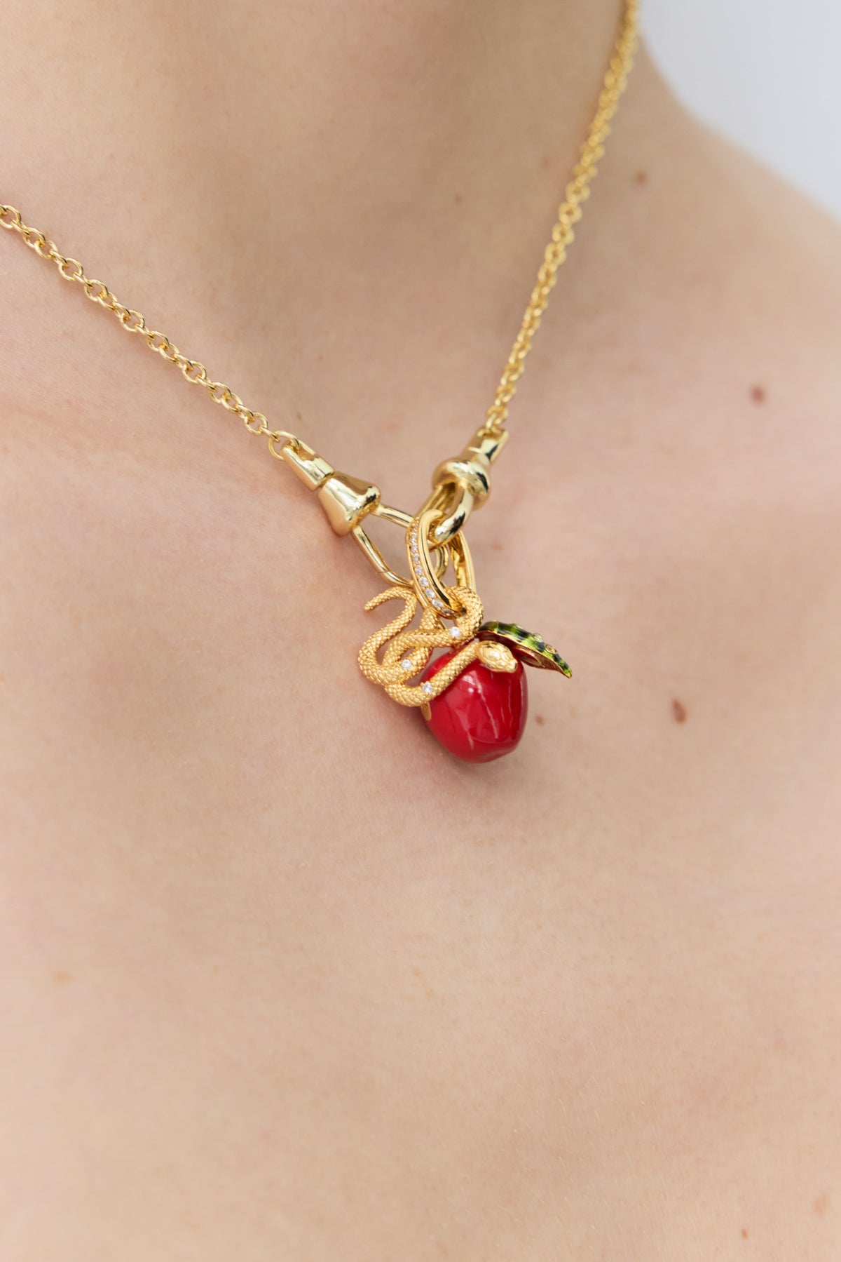 Collier à fine chaîne en maille forçat