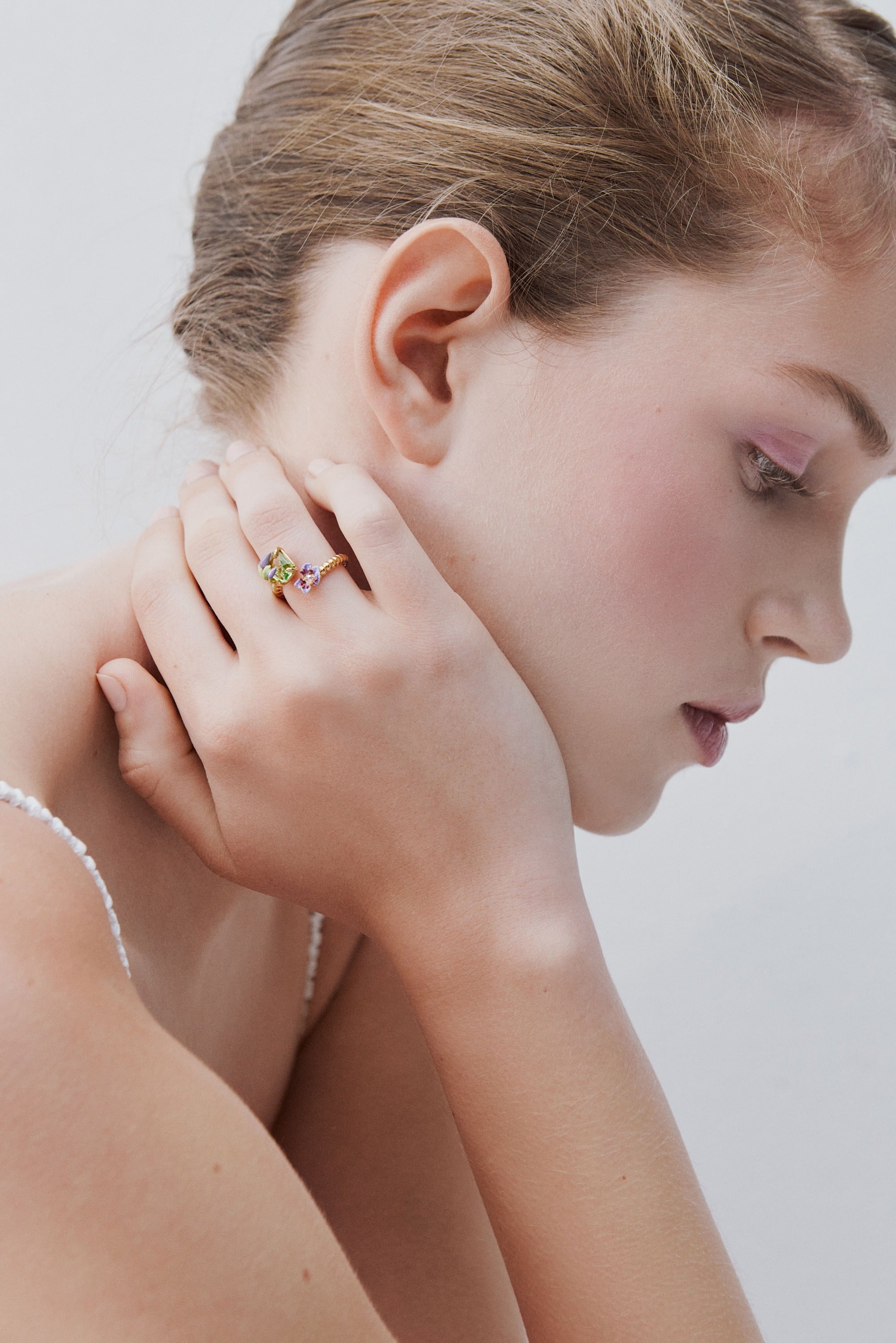 Anillo ajustable clemátide violeta y cristal talla esmeralda verde