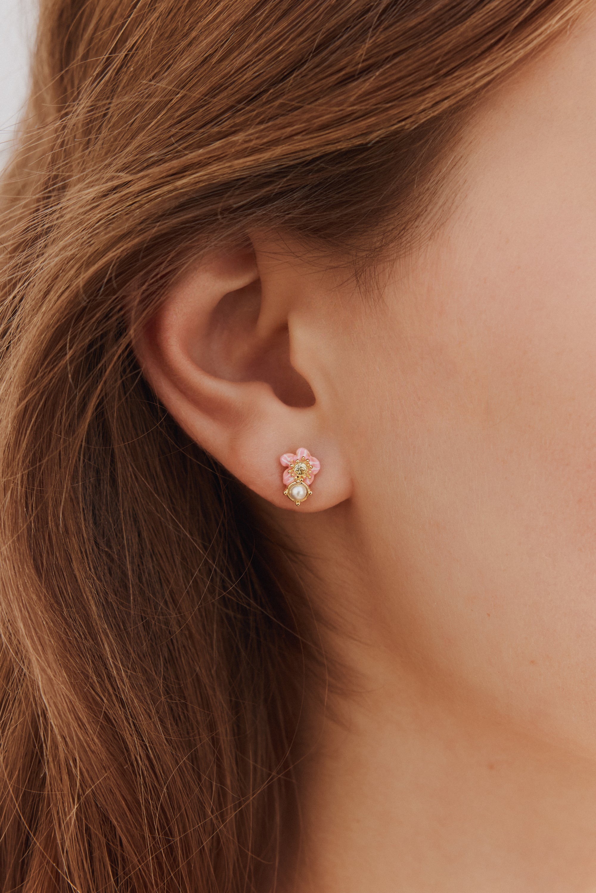 Pendientes bolitas asimétricos fresas silvestres y flores de rosa